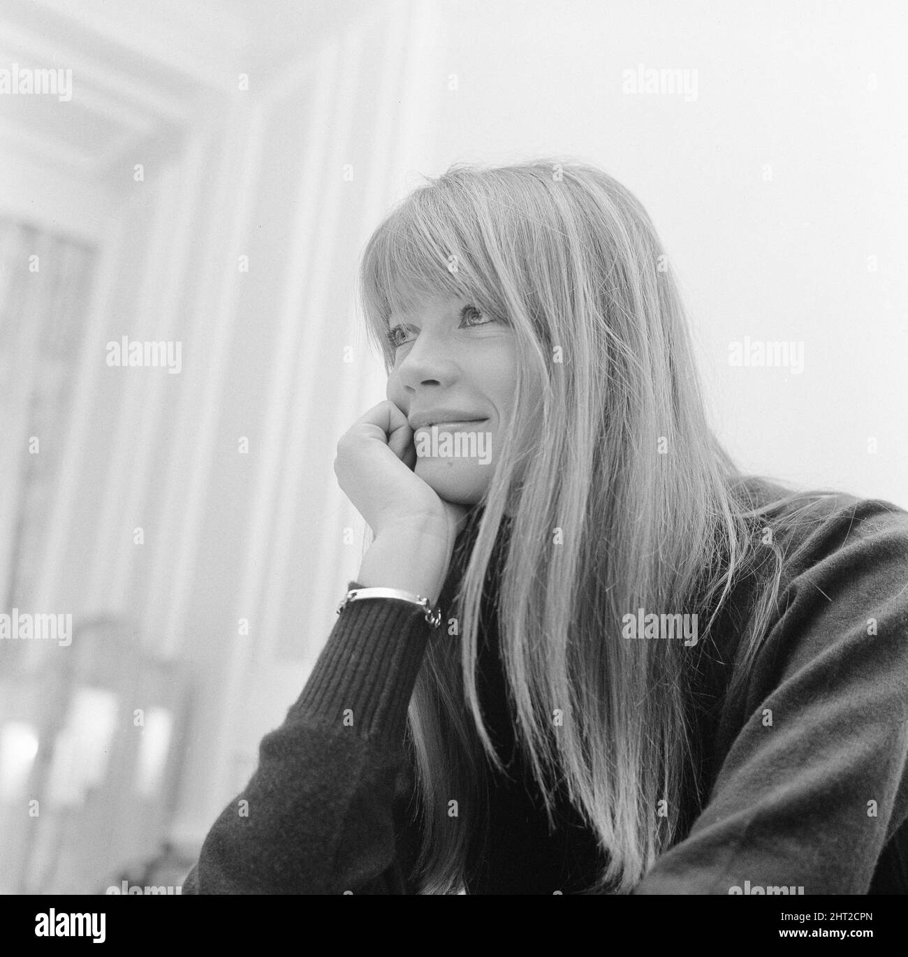 Françoise Hardy, chanteuse française photographiée dans sa chambre d'hôtel, Londres, 3rd novembre 1966. Françoise Hardy est au Royaume-Uni pour une session d'enregistrement et doit apparaître sur l'émission télévisée de la BBC Juke Box jury. Banque D'Images