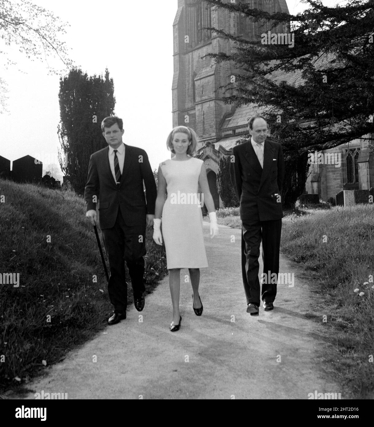 John F Kennedy Frere Et Soeur Edward Kennedy, frère du président américain assassiné John F Kennedy,  marche avec son épouse Joan et le duc de Devonshire de l'église d'Edenson  en Angleterre après avoir rendu hommage à la tombe