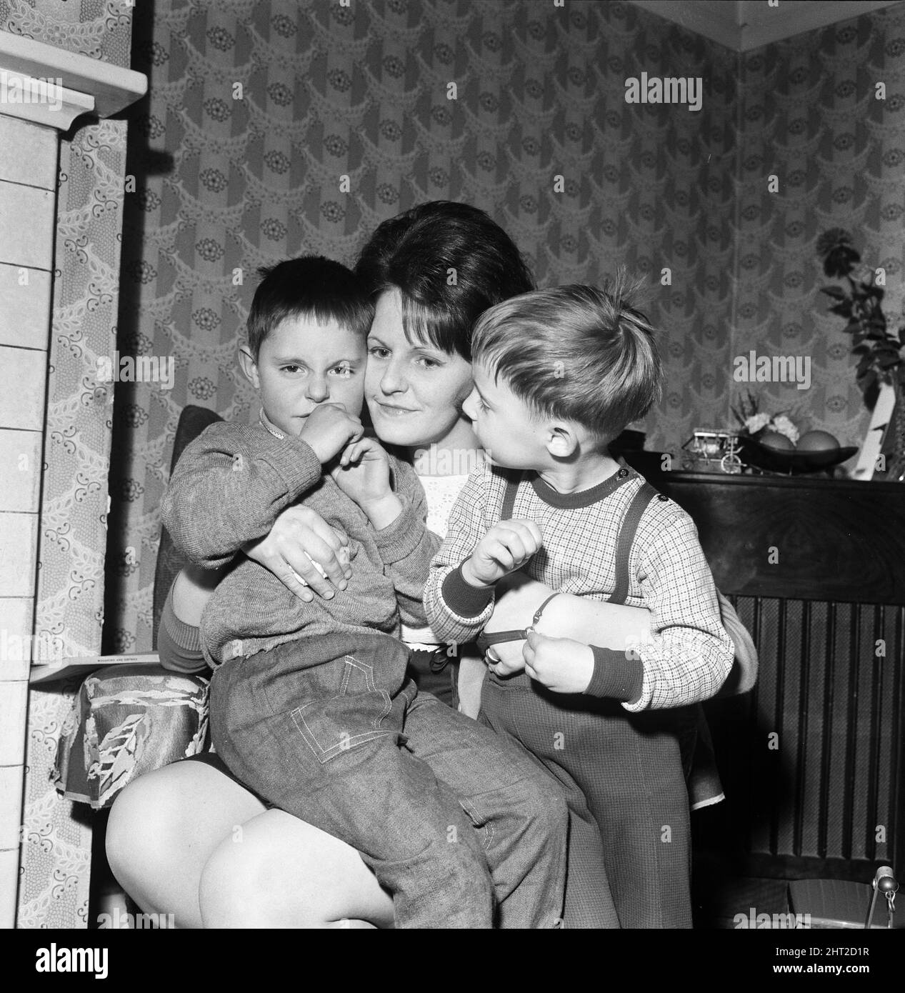 Michael et Tony Clay chez leurs grands-parents à Loughton avec leur mère Patricia Clay. Plus tôt aujourd'hui, le père des garçons, George Clay, s'est remis au personnel de la haute Cour après qu'il a 'kidnappé' Tony, âgé de cinq ans, il y a huit semaines. 28th mars 1966. Banque D'Images