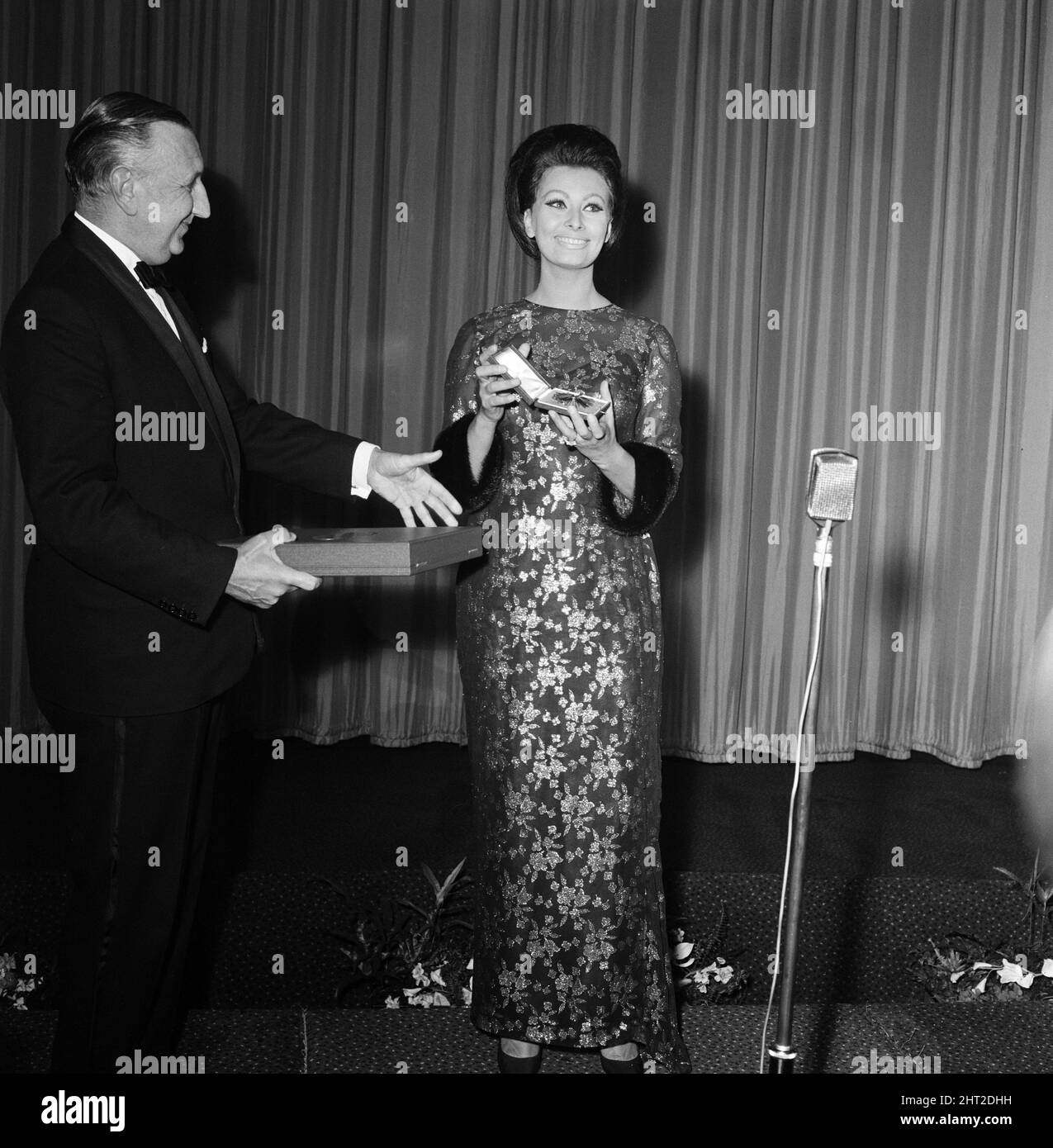 Sophia Loren à l'Empire, Leicester Square, pour le premier ministre de son dernier film 'Lady l''. Avant la présentation du film Sophia avec la star Alexander Korda, c'est la première fois que le prix est décerné. 25th novembre 1965. Banque D'Images