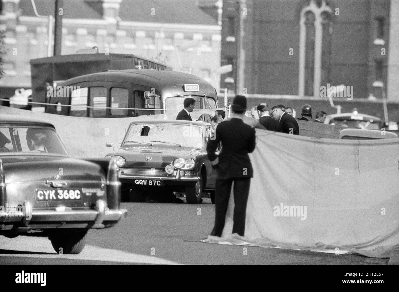Trois policiers, le sergent-détective Christopher Tippett Head, 30 ans, le gendarme détective temporaire David Bertram Wombwell, 25 ans, et le gendarme Geoffrey Roger Fox, 41 ans, ont été abattus après avoir enquêté sur une fourgonnette bleue battue Standard Vanguard, stationnée dans la rue Braybrook, avec trois hommes assis à l'intérieur. Harry Roberts, John Edward 'Jack' Witney et John Duddy ont été reconnus coupables de leur meurtre. La scène dans la rue Braybrook après le meurtre. 12th août 1966. Banque D'Images