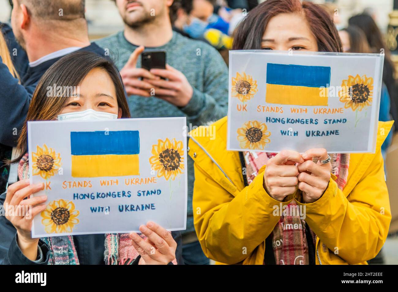 Londres, Royaume-Uni. 26th févr. 2022. Les habitants de Hong Kong viennent en soutien - les Ukraniens et les Russes se réunissent entre Downing Street et le ministère de la Défense, à Westminster, pour exiger que Poutine arrête la guerre et l'invasion de l'Ukraine. Crédit : Guy Bell/Alay Live News Banque D'Images