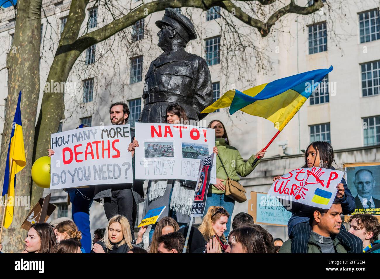 Londres, Royaume-Uni. 26th févr. 2022. La foule sur la statue est d'Alan Brooke, 1st vicomte Alanbrooke. Un maréchal de campagne de la Seconde Guerre mondiale - les Ukraniens et les Russes se réunissent entre Downing Street et le ministère de la Défense, à Westminster, pour exiger que Poutine arrête la guerre et l'invasion de l'Ukraine. Crédit : Guy Bell/Alay Live News Banque D'Images