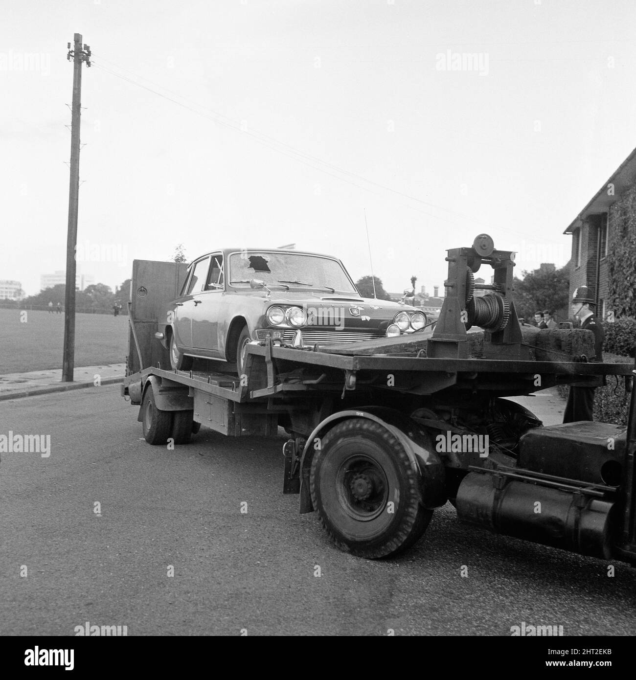 Trois policiers, le sergent-détective Christopher Tippett Head, 30 ans, le gendarme détective temporaire David Bertram Wombwell, 25 ans, et le gendarme Geoffrey Roger Fox, 41 ans, ont été abattus après avoir enquêté sur une fourgonnette bleue battue Standard Vanguard, stationnée dans la rue Braybrook, avec trois hommes assis à l'intérieur. Harry Roberts, John Edward 'Jack' Witney et John Duddy ont été reconnus coupables de leur meurtre. La voiture de police Triumph est emportée. 12th août 1966. Banque D'Images