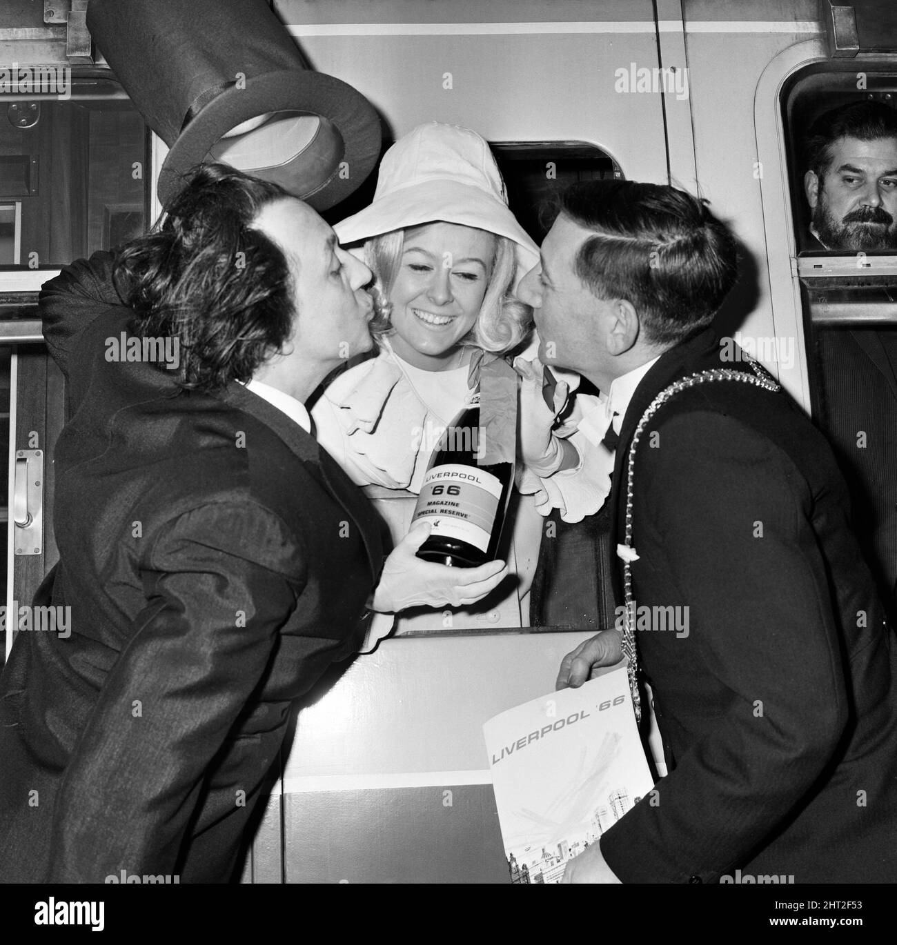 Scènes à l'extérieur de l'hôtel de ville de Liverpool quand Maureen Martin (Miss Liverpool) est partie à bord d'un autocar pour la gare de Lime Street pour prendre le Merseyside Express pour Londres où elle a présenté le champagne « Liverpool 66 » et un livret au Premier ministre. Ken Dodd rode 'hotgunt' sur la scène de l'entraîneur à la station et le maire de Lord, Alderman David Cowley était présent à la fois à l'Hôtel de ville et à la gare. 3rd mars 1966. Banque D'Images