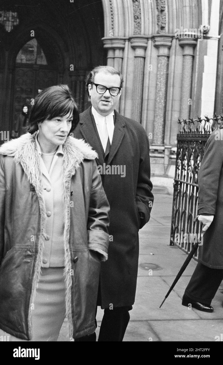 John Mortimer et sa femme ont été vus ici en quittant la High court dans le centre de Londres pendant les audiences de Fuld will. 10th février 1965 Banque D'Images
