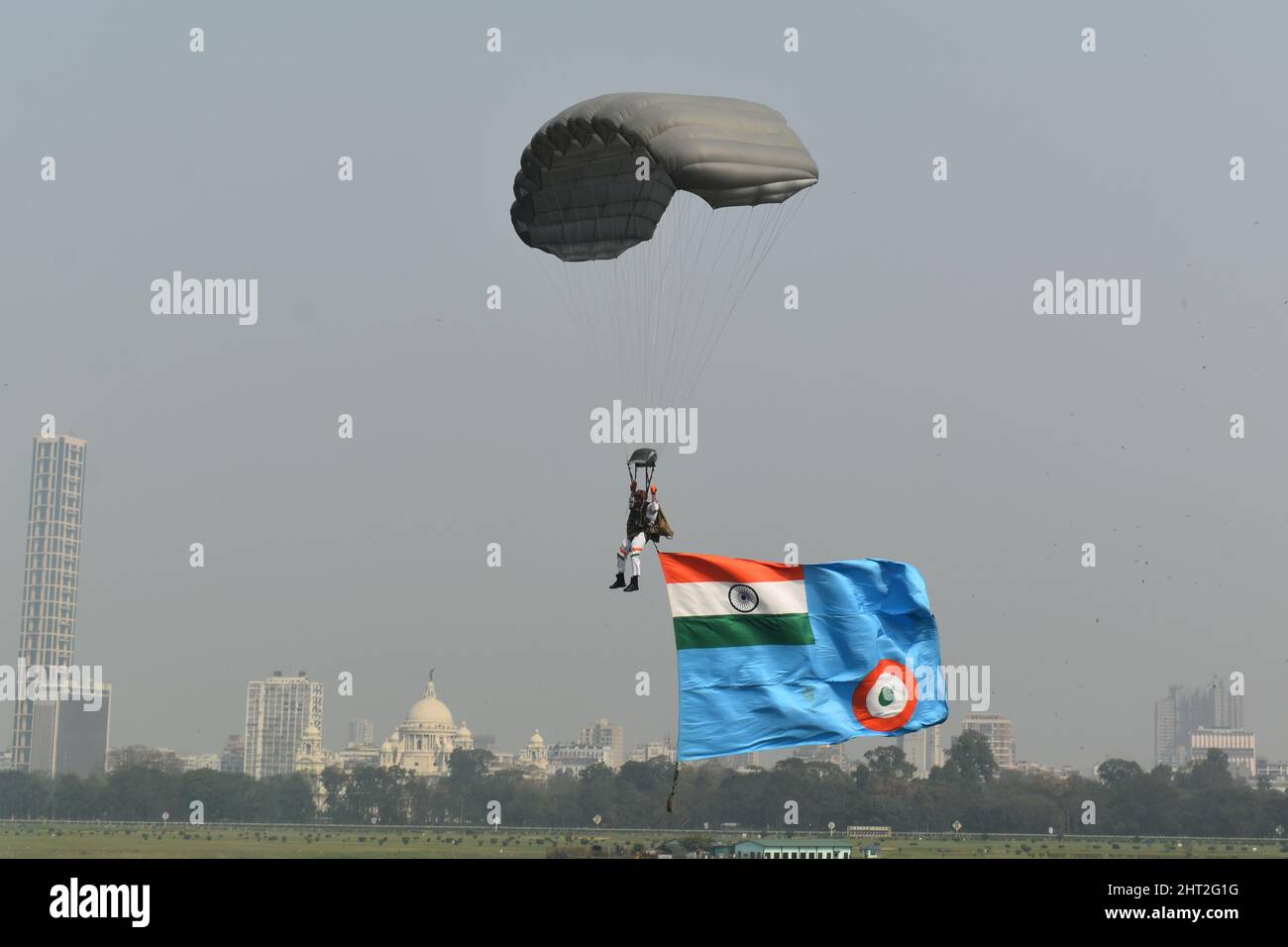 Kolkata, Bengale occidental, Inde. 26th févr. 2022. Les membres de l'Akash Ganga, une équipe de parachutisme de l'Indian Air Force, se produit au Royal Calcutta Turf Club (RCTC) à Kolkata. (Credit image: © Sudipta Das/Pacific Press via ZUMA Press Wire) Banque D'Images