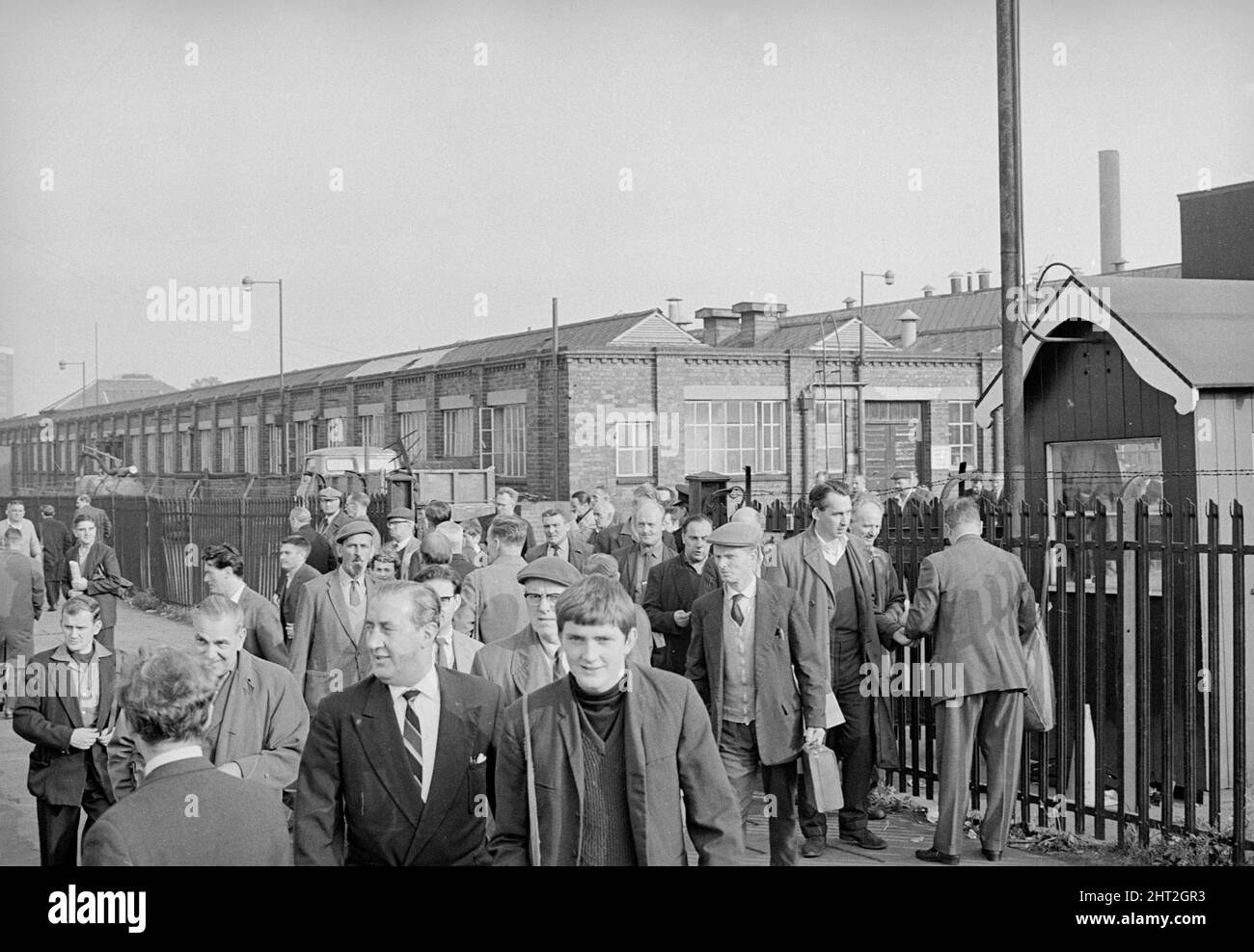 Les travailleurs quittent l'usine de Longbridge à Birmingham après la livraison d'une voiture le dernier jour de production avant le début d'une grève. 2nd octobre 1966. Banque D'Images