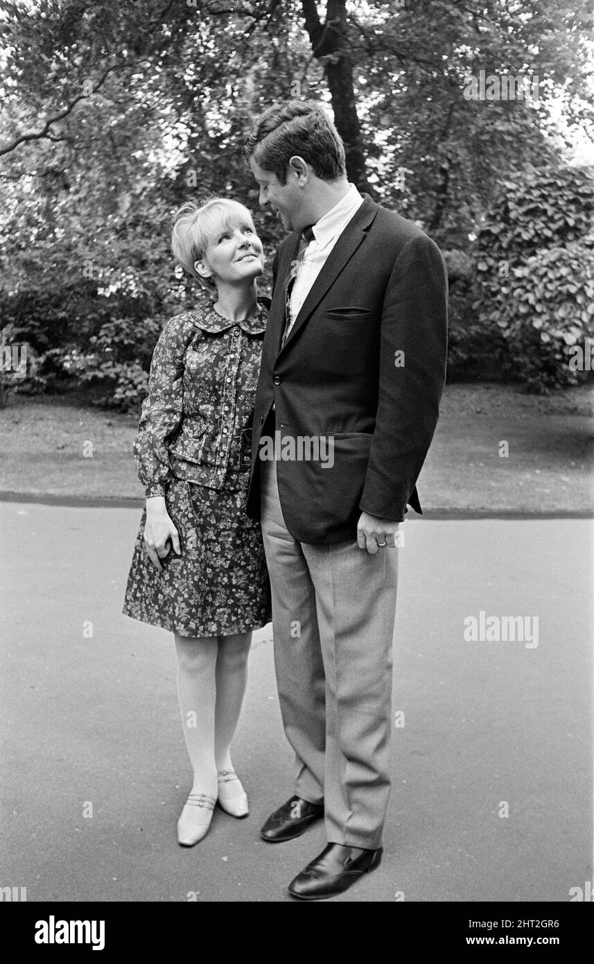 Qui Est Le Mari De Petula Clark Petula clark husband claude wolff Banque d'images noir et blanc - Alamy