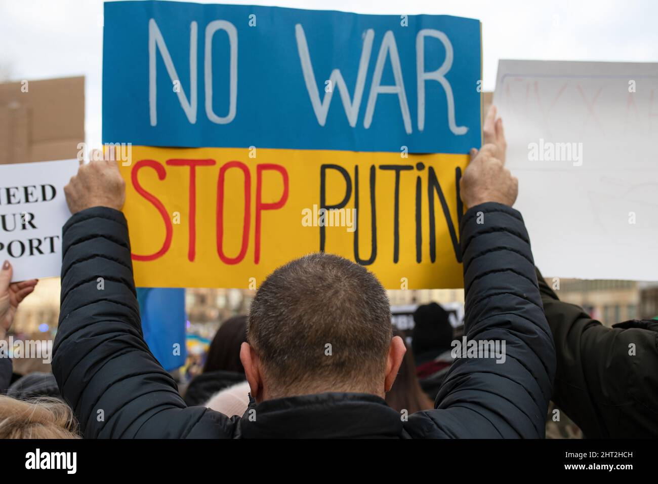 Poznan, Pologne - 02.26.2022: Manifestation contre la guerre russe contre l'Ukraine. Les Polonais et les Ukrainiens ensemble sur la place de la liberté. Banque D'Images