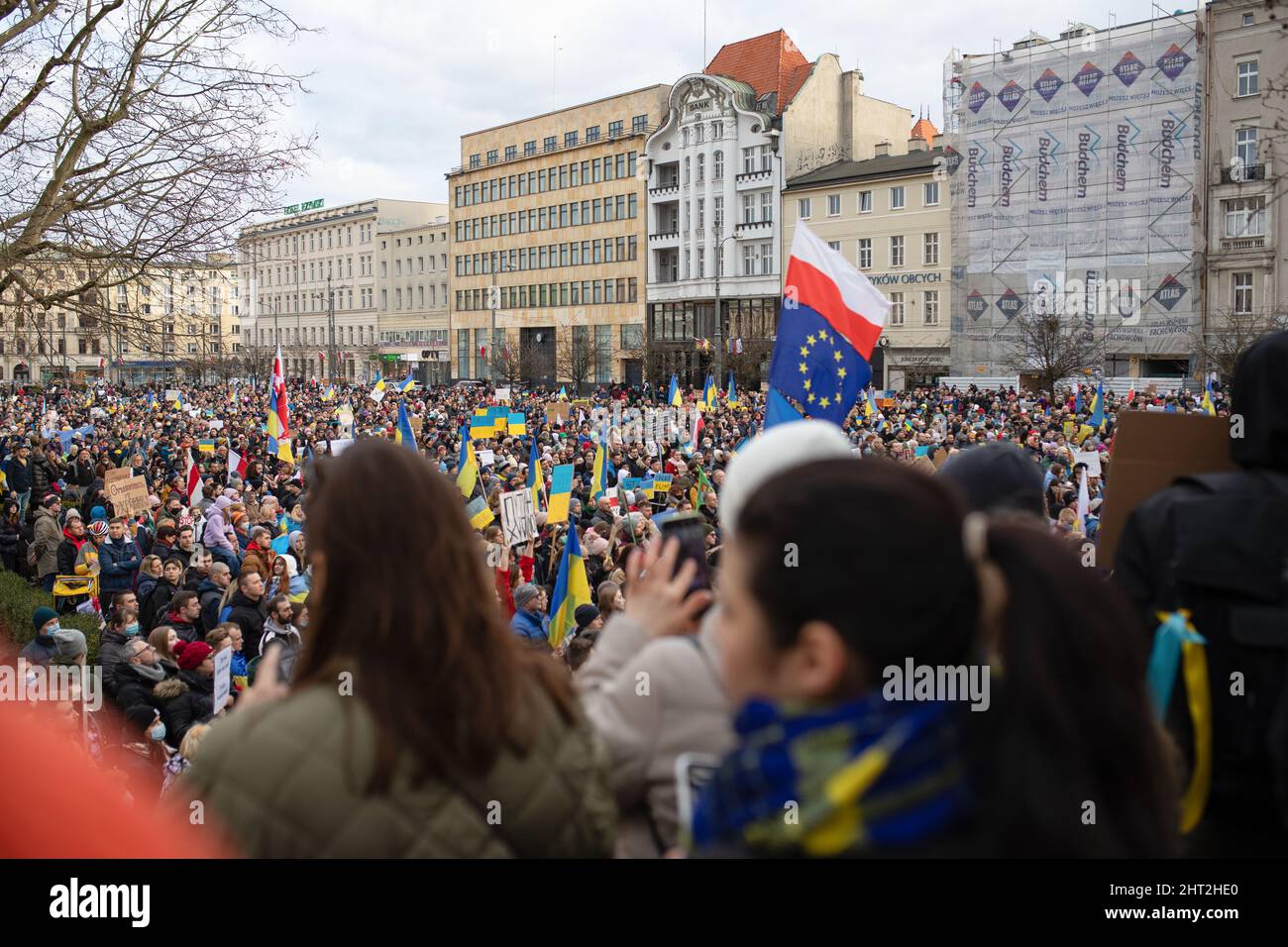 Poznan, Pologne - 02.26.2022: Manifestation contre la guerre russe contre l'Ukraine. Les Polonais et les Ukrainiens ensemble sur la place de la liberté. Banque D'Images