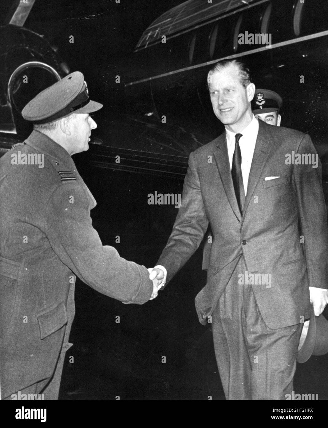 Le prince Philip, duc d'Édimbourg, est accueilli à Ouston par le chef d'escadron Baker.18th novembre 1965. Banque D'Images