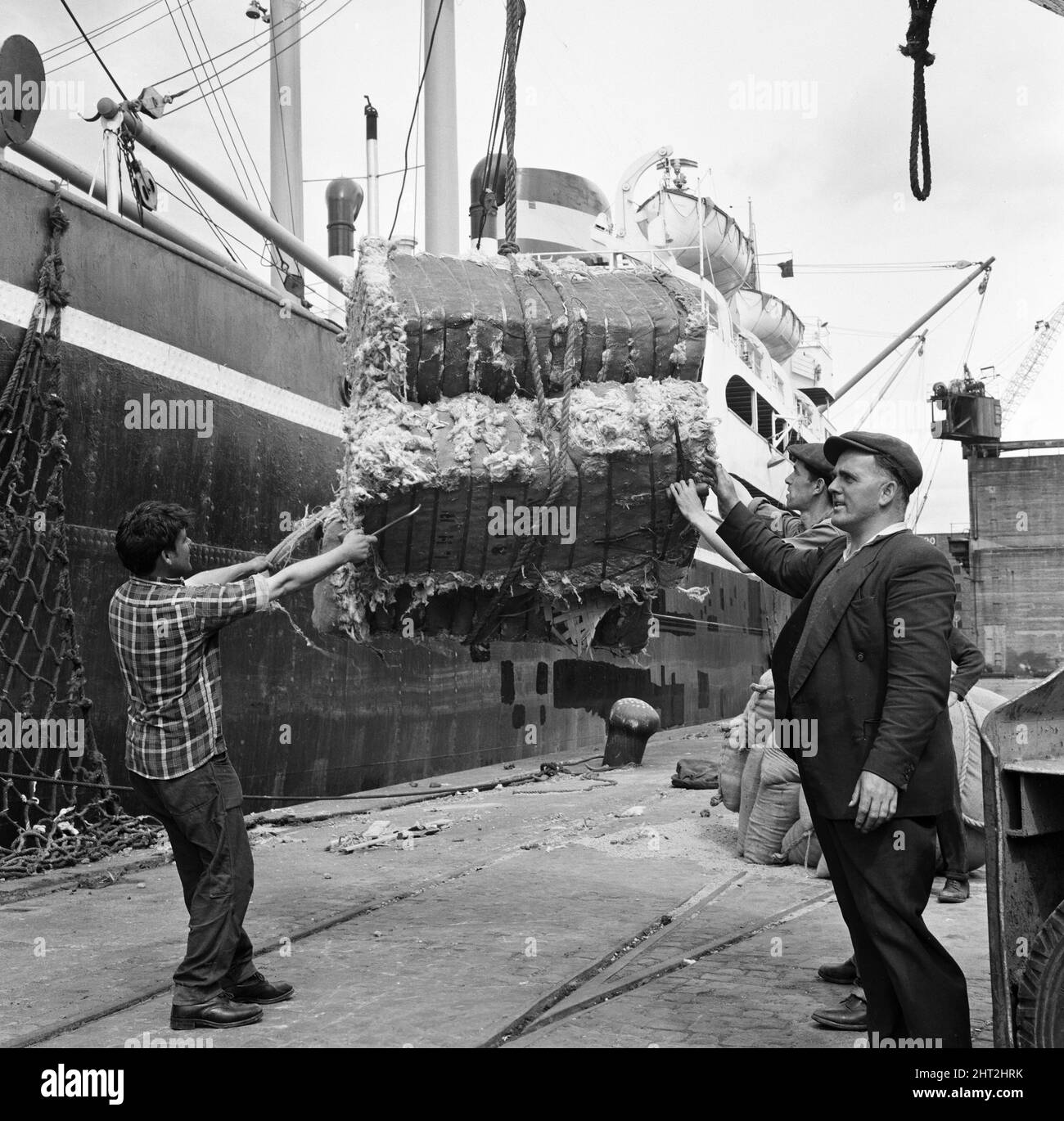 Des dockers chargent un navire à Gladstone Dock, Liverpool. 9th août 1965 Banque D'Images