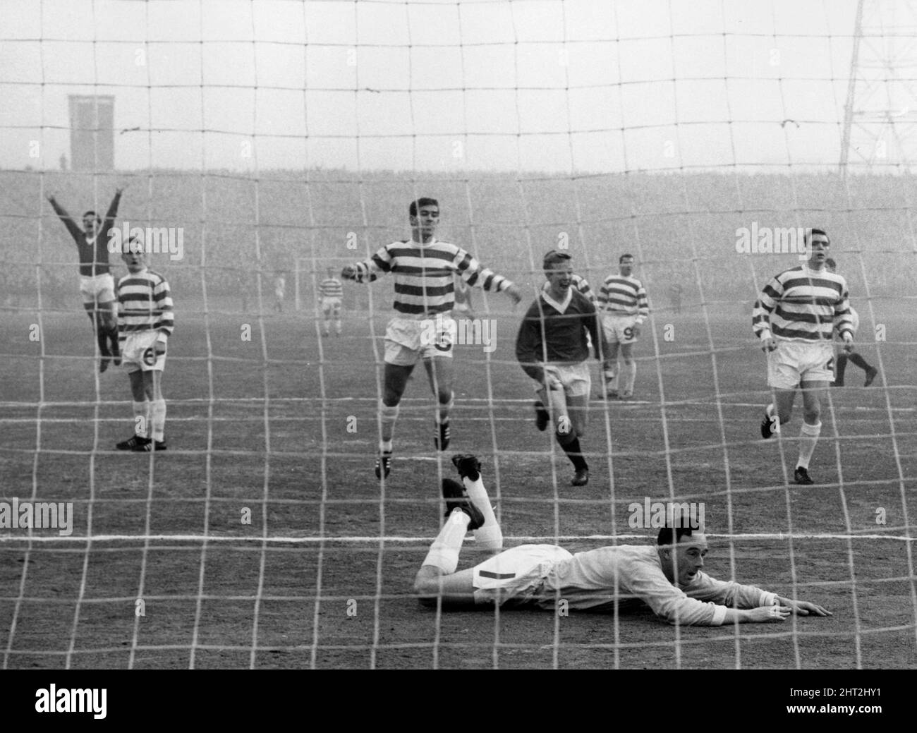 Ancien Derby de la ligue écossaise au Celtic Park.Celtic 5 v Rangers 1. Rien d'étonnant à ce que Jim Forrest sautait pour la joie que la balle frappe l'arrière du filet. Avec seulement deux minutes passées Davy Wilson bat Ronnie Simpson pour mettre le côté Ibrox devant. Mais c'était le seul moment heureux pour le blues clair. 3rd janvier 1966. Banque D'Images