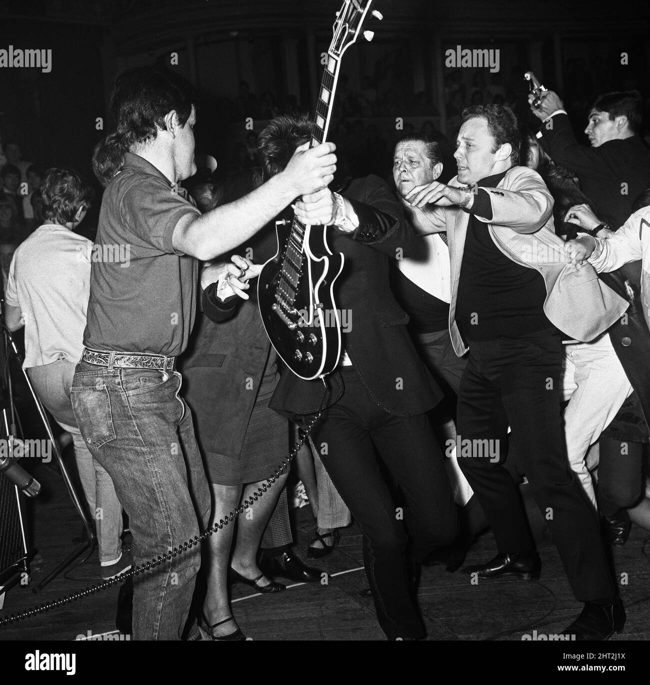 Les Rolling Stones ont donné un coup d'envoi à leur tournée au Royaume-Uni avec un concert au Royal Albert Hall. (Photo) le guitariste Keith Richards est pris par les fans. 23rd septembre 1966 Banque D'Images