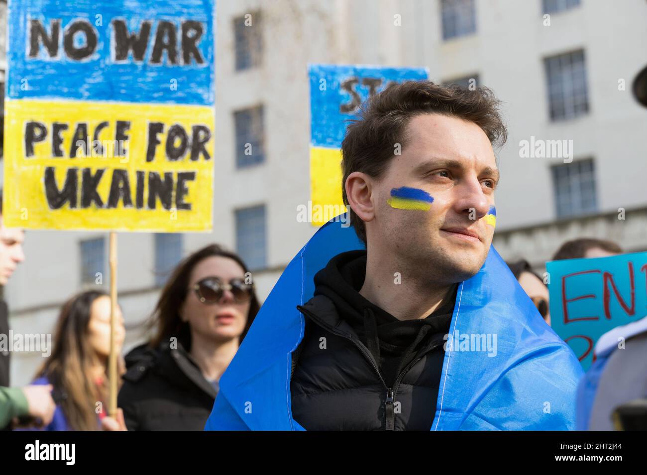 Protestation contre l'invasion russe de l'Ukraine devant Downing Street. Homme avec drapeau d'Ukraine peint sur le visage. Concentrez-vous sur l'homme. Londres - 26th février Banque D'Images