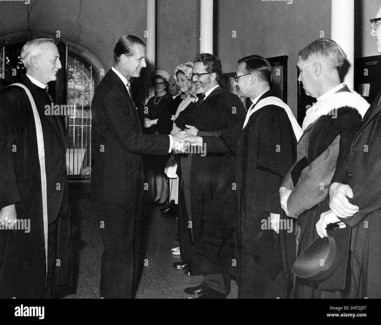 Le prince Philip, duc d'Édimbourg, discutant avec le pasteur Thomas Wood, lors des présentations du personnel du collège St David's College, Lampeter, pays de Galles. 7th juillet 1966. Banque D'Images
