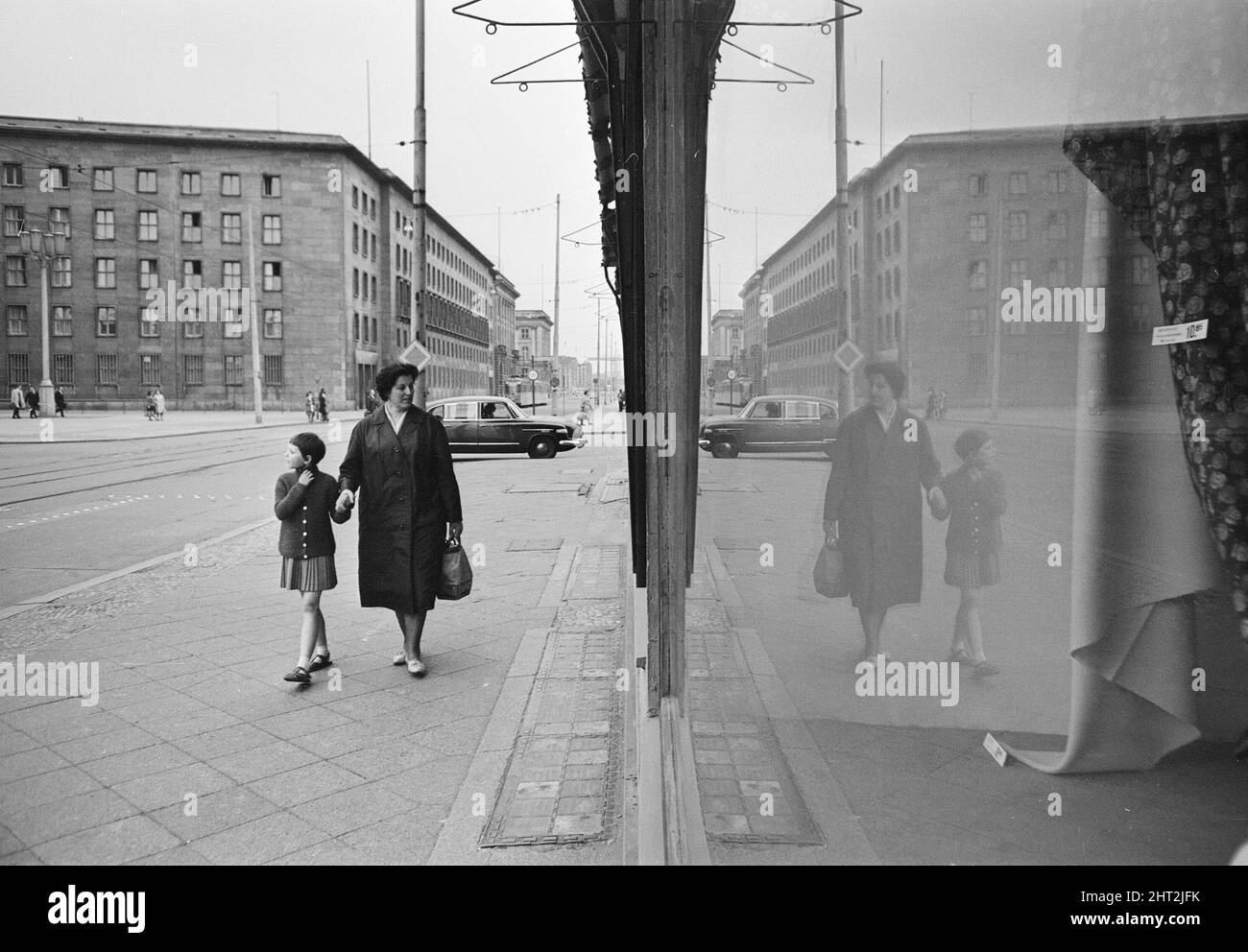 Scènes à Berlin-est, quatre ans après le début des travaux sur la construction du mur de Berlin, séparant l'est de l'Ouest. 26th mai 1965. Banque D'Images