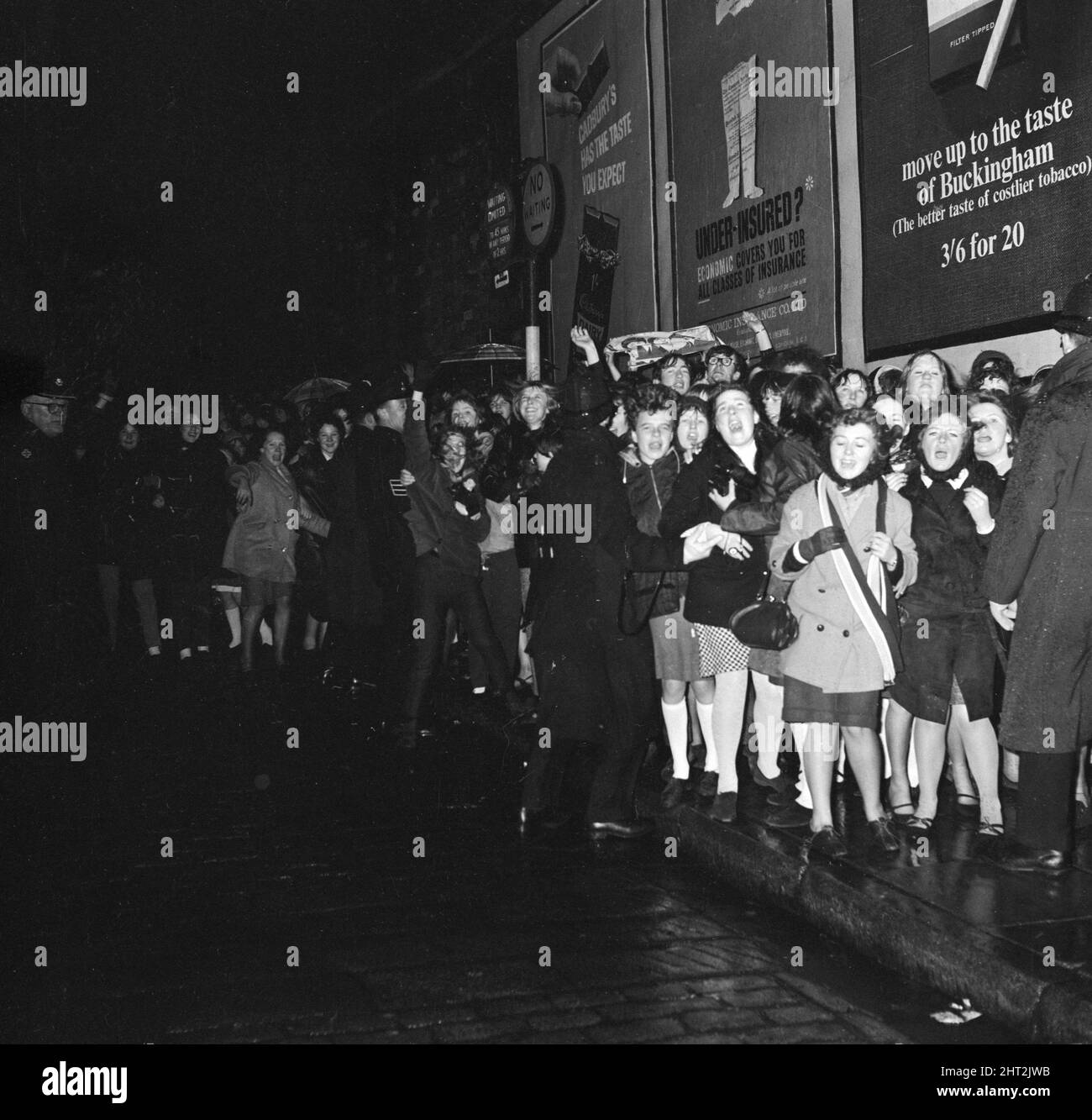 Les fans rencontrent les Beatles à Liverpool, faisant la queue dehors pour le spectacle.6th décembre 1965. Banque D'Images