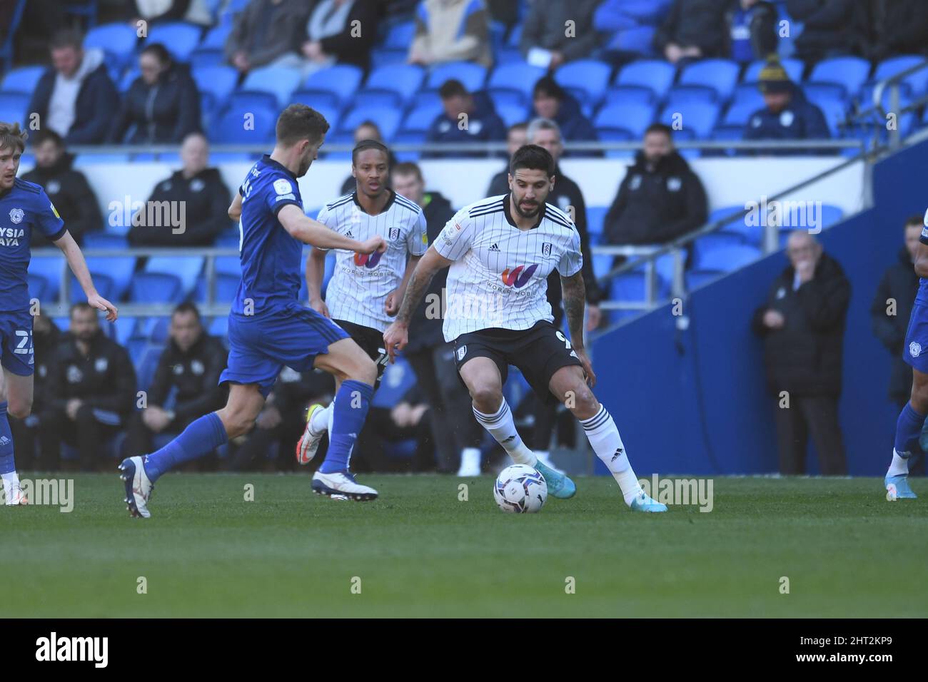 CARDIFF, ROYAUME-UNI. FÉV 26th Aleksandar Mitrovic de Fulham a la possession du ballon lors du match de championnat Sky Bet entre Cardiff City et Fulham au Cardiff City Stadium, Cardiff, le samedi 26th février 2022. (Credit: Jeff Thomas | MI News) Credit: MI News & Sport /Alay Live News Banque D'Images
