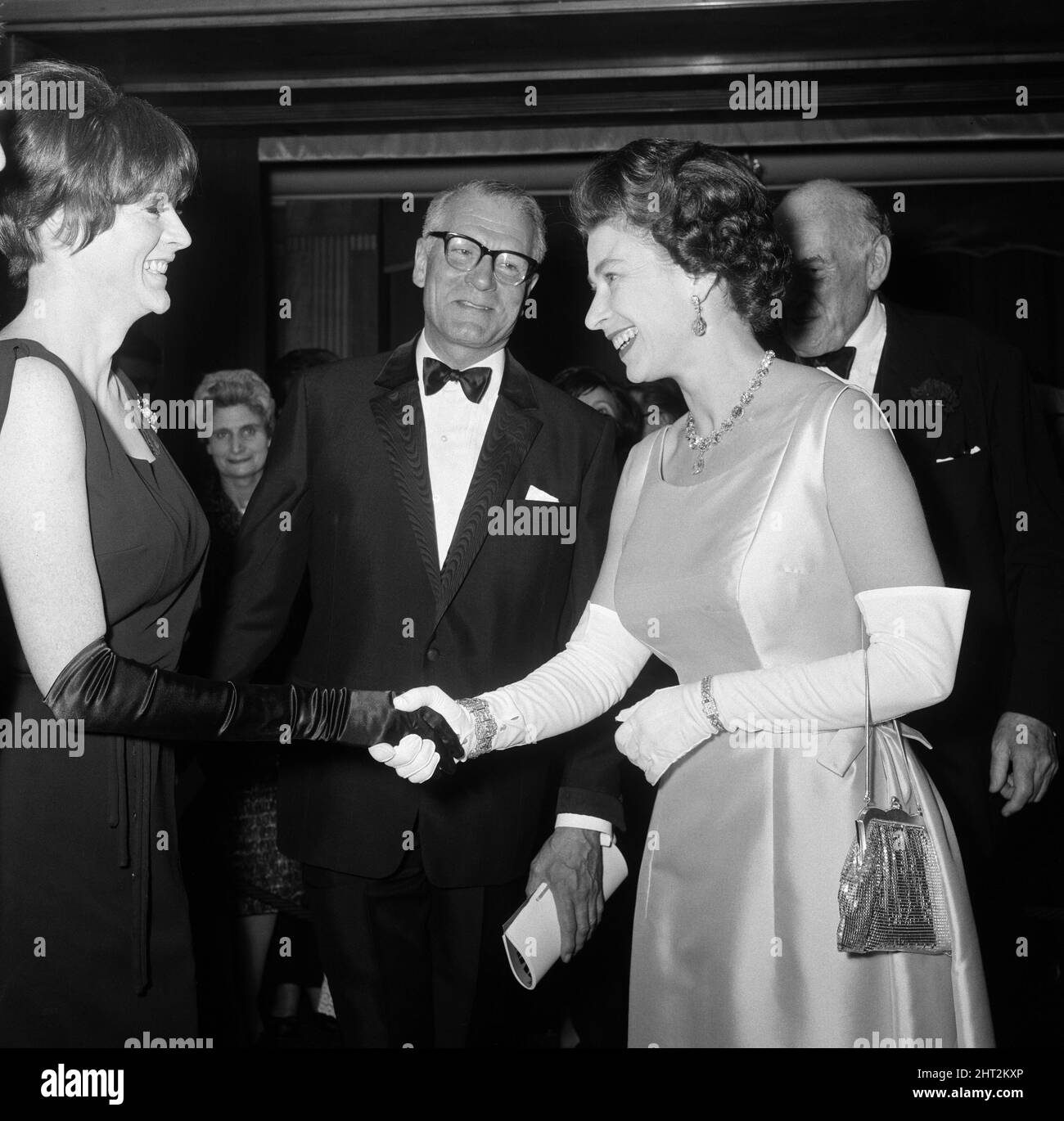 La Reine assiste au premier ministre de 'Othello' à l'Odeon Leicester Square. Le premier ministre vient en aide à la commission d'appel de Toynbee Hall dont Mme Harold Wilson est présidente. En photo, la Reine rencontre Maggie Smith et Sir Laurence Olivier. 2nd mai 1966. Banque D'Images