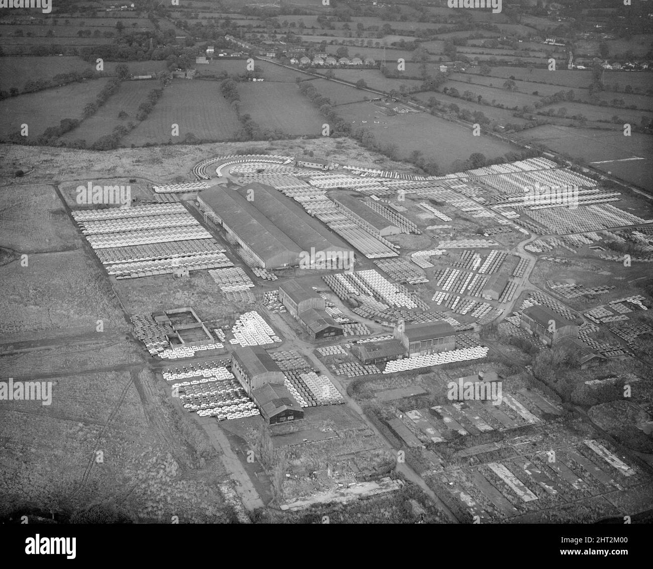 Une vue aérienne montrant quelques-unes des 16000 voitures Austin nouvellement produites qui viennent de sortir de la chaîne de production de BMC travaille à Longbridge, Birmingham. 18th octobre 1966. Banque D'Images