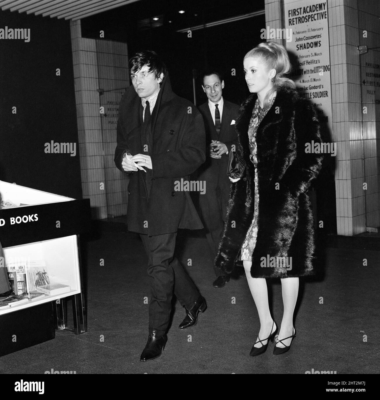 Catherine Deneuve, actrice et photographe de mode de mari David Bailey arrive au premier ministre de Londres du film Federico Fellini « Juliet of the Spirits » à l'Academy Cinema, Oxford Street, Londres. Ivo Jarosy, directeur du cinéma, est également en photo. 10th février 1966. Banque D'Images
