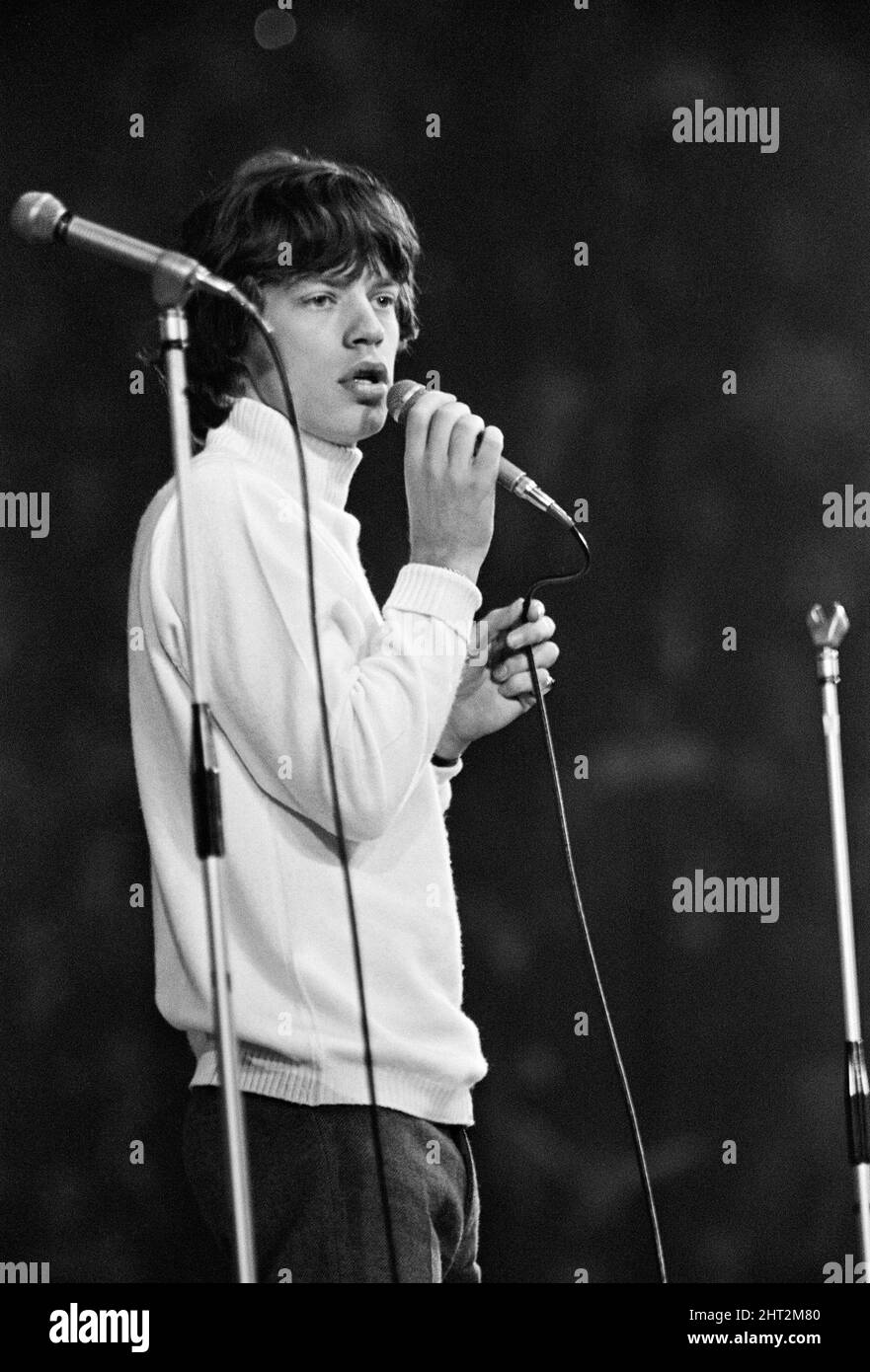 New musical Express Poll Winners concert pop à Empire Pool Wembley, 1965. Mick Jagger des Rolling Stones sur scène pendant le concert. The Stones a remporté le prix du meilleur groupe R & B britannique ainsi que le meilleur nouveau disque de l'année pour sa seule satisfaction (je ne peux pas obtenir non). 11th avril 1965. Banque D'Images