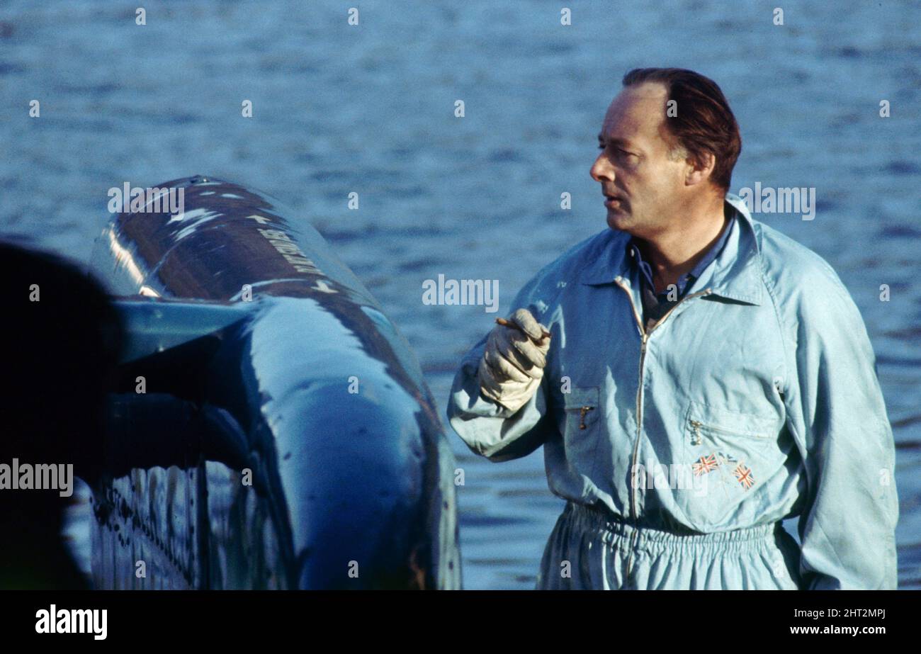 L'amateur de vitesse britannique Donald Campbell lors des préparatifs pour le record mondial de vitesse de l'eau sur Ullswater dans le Lake District, où il a atteint 202,32mph dans son artisanat 'Bluebird' avant d'être tué le 4th janvier 1967. Photos prises vers le 4th novembre 1966. Banque D'Images