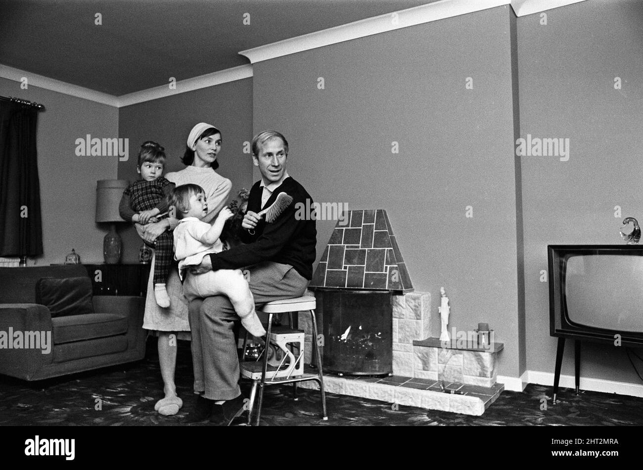 Bobby Charlton de Manchester United en photo avec sa femme Norma et leurs filles Andrea et Suzanne dans leur nouvelle maison de luxe à Lymm, Cheshire. 11th novembre 1966. Banque D'Images