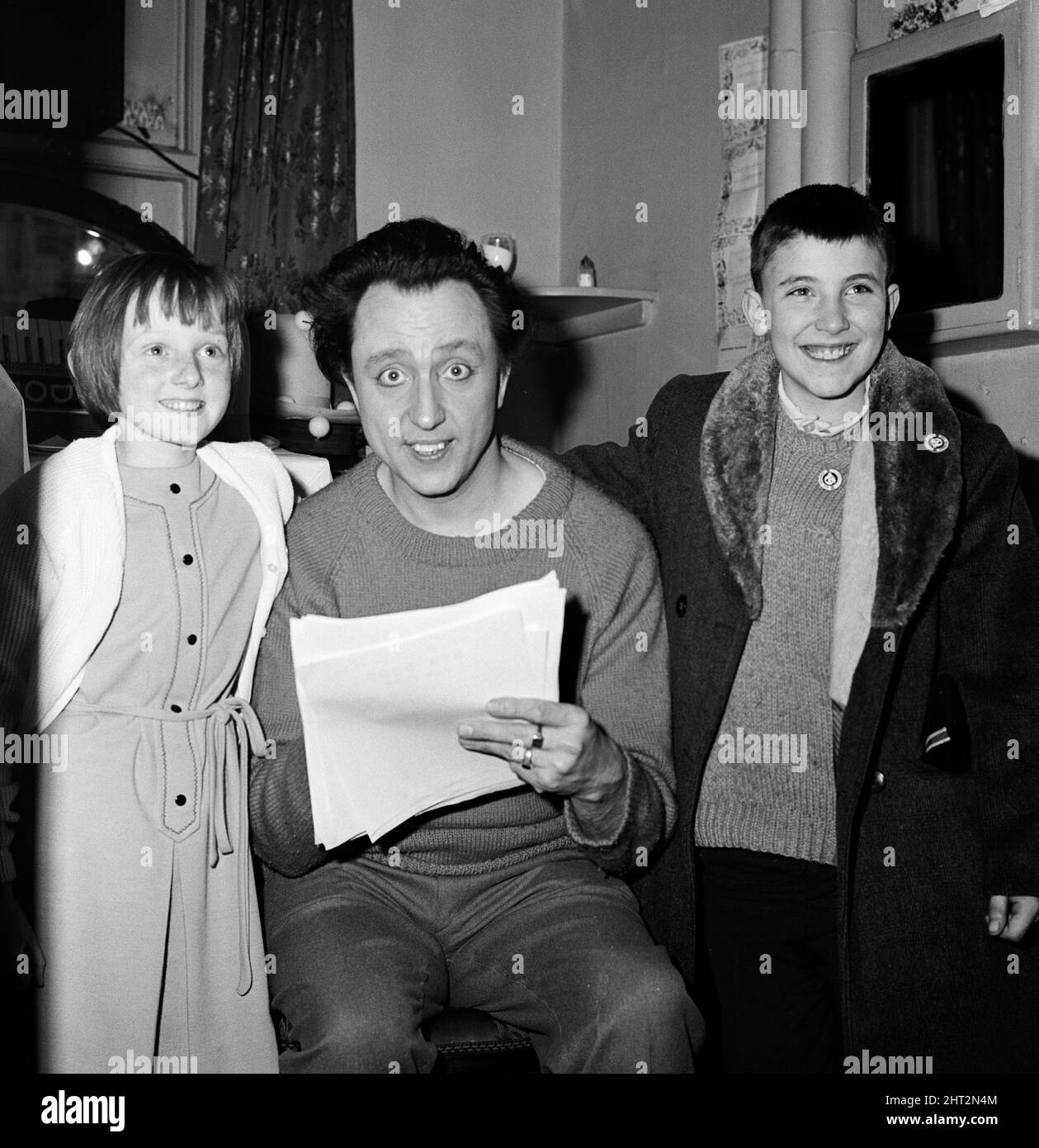 Ken Dodd dans son dressing au Palladium avec des enfants. 13th décembre 1965. Banque D'Images
