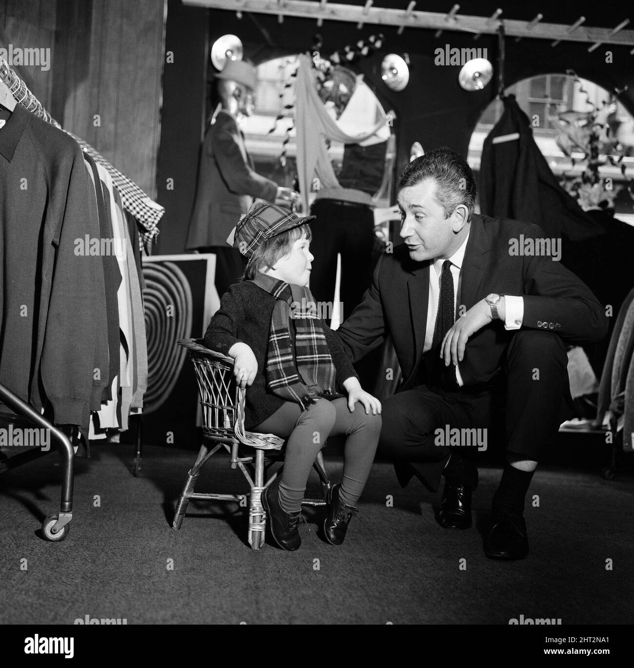 Il y a trois semaines, Alexis Wilmot, âgé de trois ans, de Caterham, Surrey, s'est rendu dans une boutique de vêtements pour hommes avec sa nounou, Marie Carey, âgée de dix-huit ans, et l'un des vendeurs a déclaré que « les Kinks » y étaient allés pour leurs vêtements. Ainsi, chaque fois que Marie amène l'enfant en ville, une visite au magasin « Adam W1 » est un must. En fait, Alexis est tout à fait content d'attendre là pendant des heures au cas où les nœuds arrivent jamais, et la nounou peut prendre un long comme elle veut au-dessus de ses achats. Alexis connaît l'une des chansons de Kinks « fatiguée de vous attendre », mais Alexis ne l'est pas. Également photographié avec le propriétaire, M. Adam. 9th avril Banque D'Images