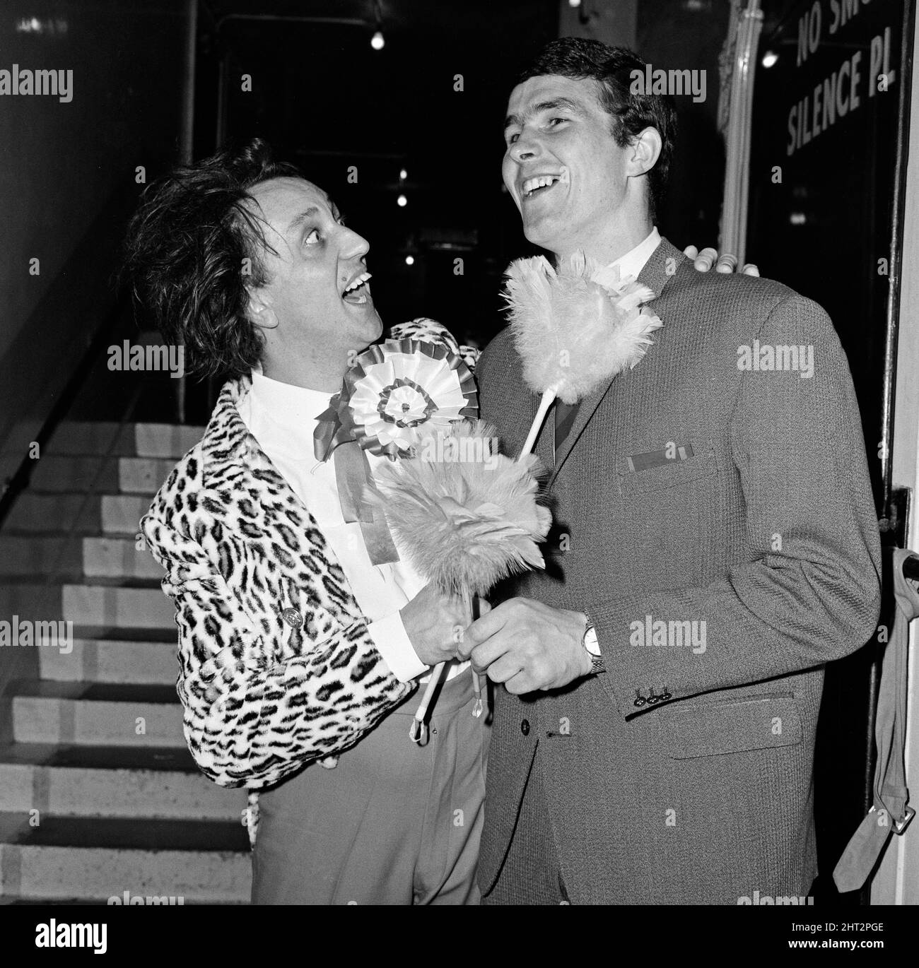 Le comédien Ken Dodd est photographié avec les footballeurs de Liverpool. 30th avril 1965. Banque D'Images