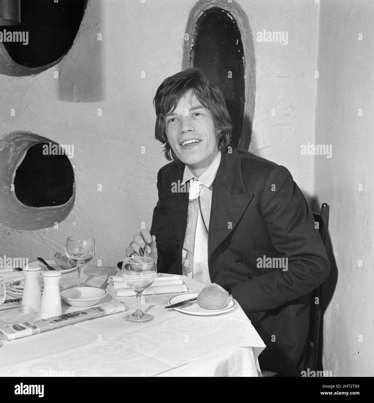 Rolling Stones: 23 décembre 1966, dîner pour une personne au restaurant italien Trattoria Terrazza de Soho, comme Mick Jagger déclare sa romance avec Chrissie Shrimpton est terminée. Il est cité pour avoir dit: ' Je ne creuse pas le mariage à l'heure actuelle ' Banque D'Images
