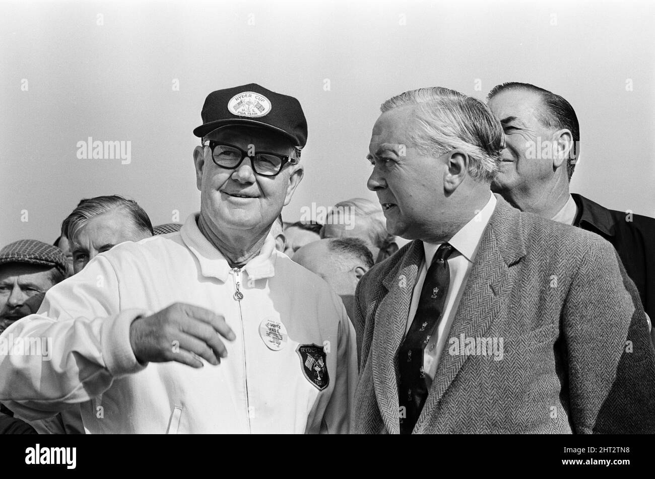 1965 USA Ryder Cup Team, au Royal Birkdale Golf Club de Southport, 9th octobre 1965. Les matchs de la Ryder Cup 16th ont eu lieu du 7th au 9th octobre 1965. Sur la photo, le capitaine de l'équipe américaine non jouant Byron Nelson, avec le premier ministre britannique Harold Wilson. Les États-Unis ont gagné le concours par un score de 19,5 à 12,5 points. Banque D'Images