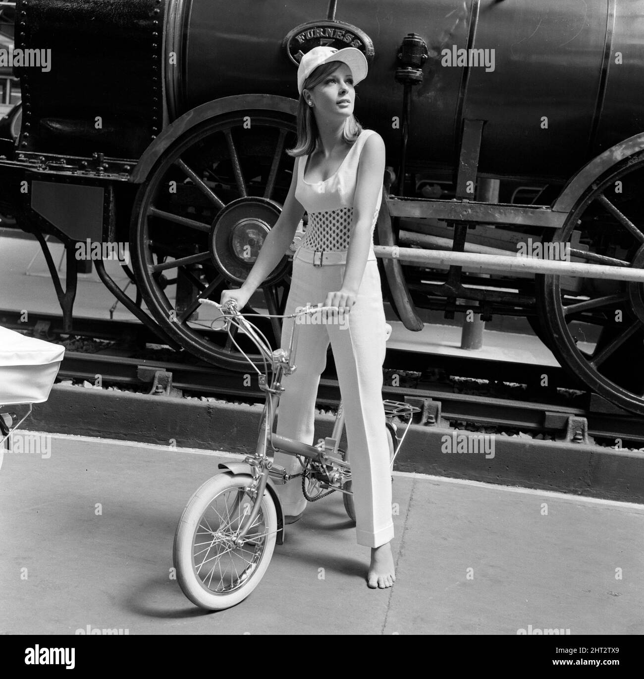 Susie Hunt modélisation des modes Mary Quant au London transport Museum. 1965Susie est représenté avec le nouveau vélo Raleigh RSW16 Compact Folder. Photo prise le 18th juillet 1965 Banque D'Images