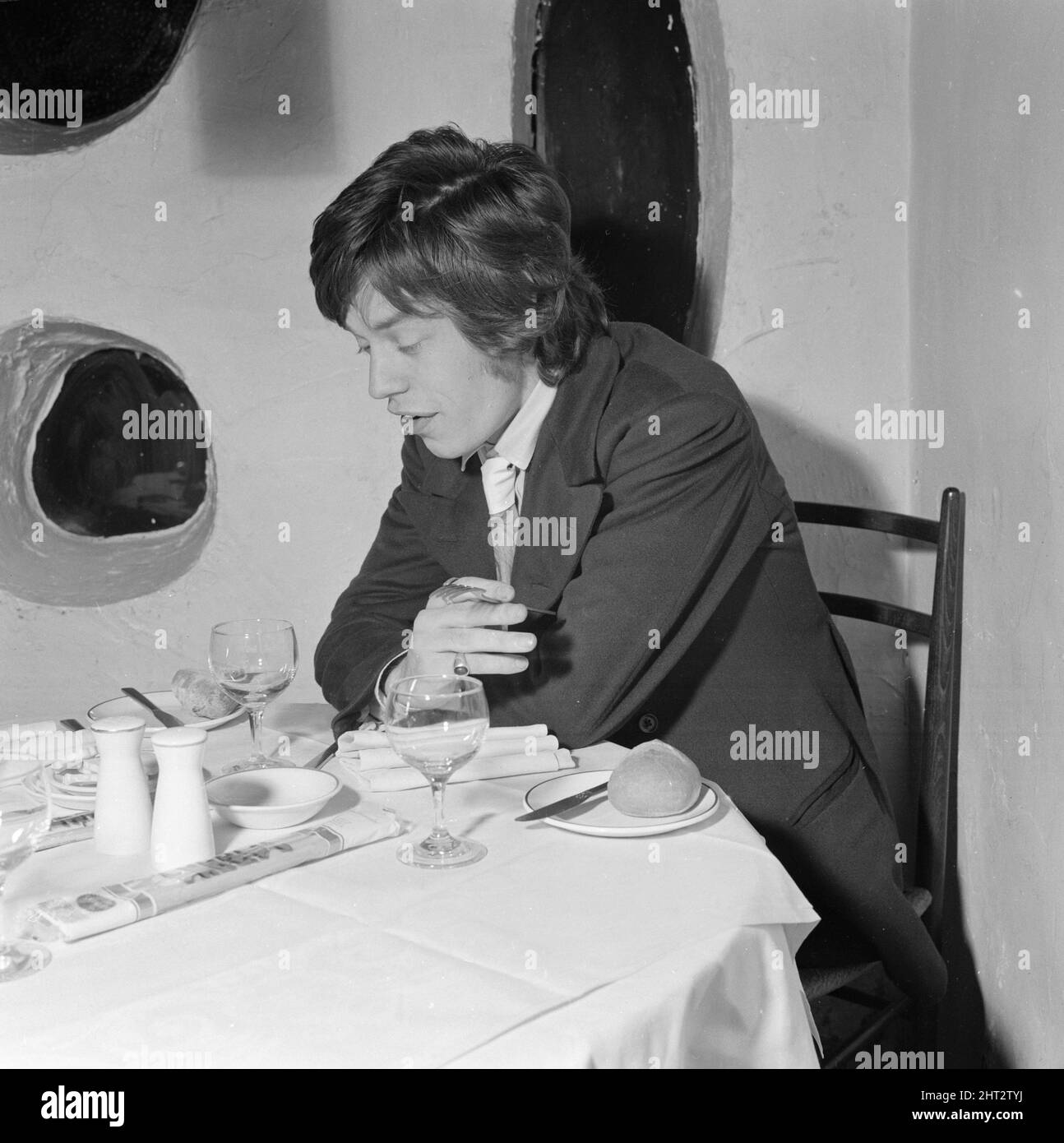Rolling Stones: 23 décembre 1966, dîner pour une personne au restaurant italien Trattoria Terrazza de Soho, comme Mick Jagger déclare sa romance avec Chrissie Shrimpton est terminée. Il est cité pour avoir dit: ' Je ne creuse pas le mariage à l'heure actuelle ' Banque D'Images