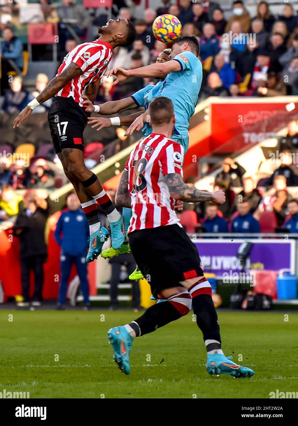 Londres, Royaume-Uni. 26th févr. 2022. Ivan Toney, du Brentford FC, se lève pour prendre la tête du match de la Premier League entre Brentford et Newcastle United au Brentford Community Stadium, Londres, Angleterre, le 26 février 2022. Photo de Phil Hutchinson. Utilisation éditoriale uniquement, licence requise pour une utilisation commerciale. Aucune utilisation dans les Paris, les jeux ou les publications d'un seul club/ligue/joueur. Crédit : UK Sports pics Ltd/Alay Live News Banque D'Images