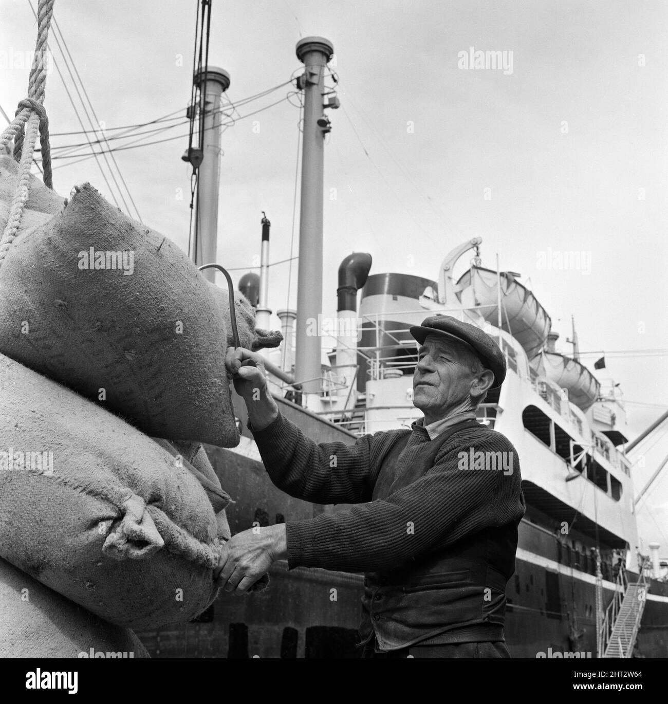 Des dockers chargent un navire à Gladstone Dock, Liverpool. Danny Cull, 67 ans, qui est docker depuis 35 ans. 9th août 1965 Banque D'Images