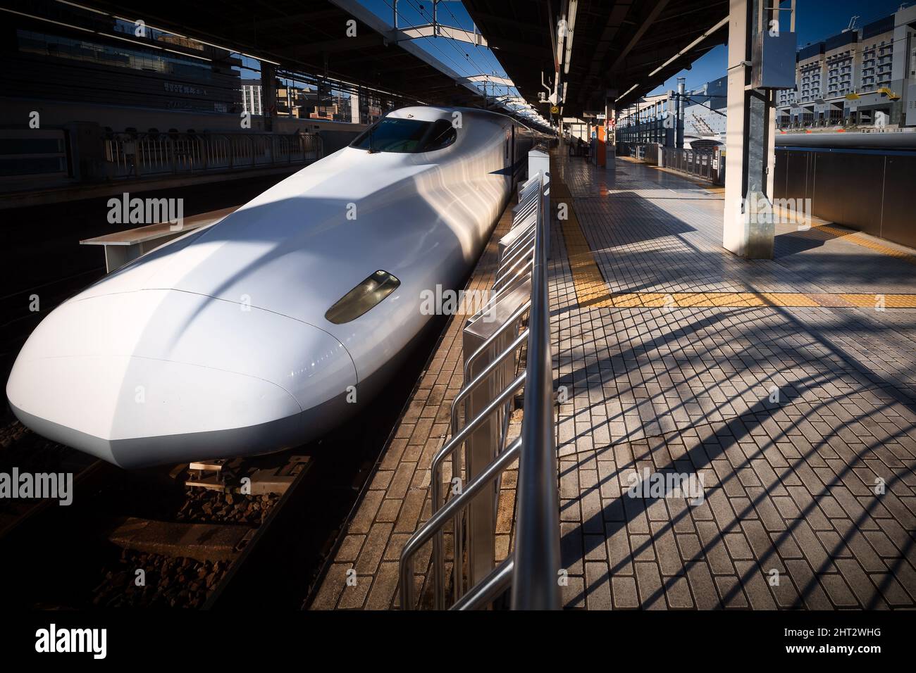 Le train à grande vitesse est prêt à partir de la gare de Kyoto, au Japon. Banque D'Images