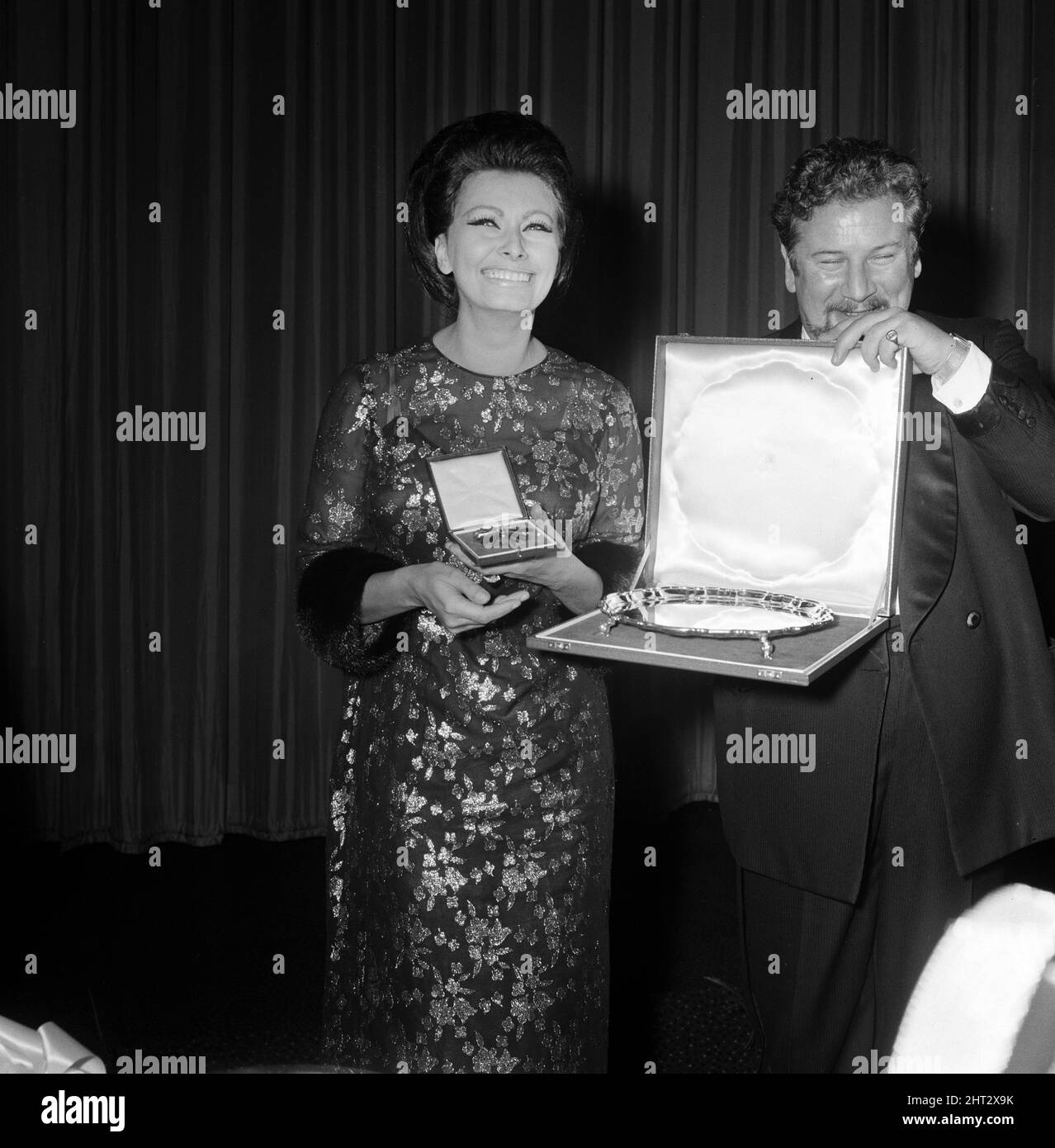 Sophia Loren à l'Empire, Leicester Square, pour le premier ministre de son dernier film 'Lady l''. Avant la présentation du film Sophia avec la star Alexander Korda, c'est la première fois que le prix est décerné. Peter Ustinov présente le prix à Hew. 25th novembre 1965. Banque D'Images