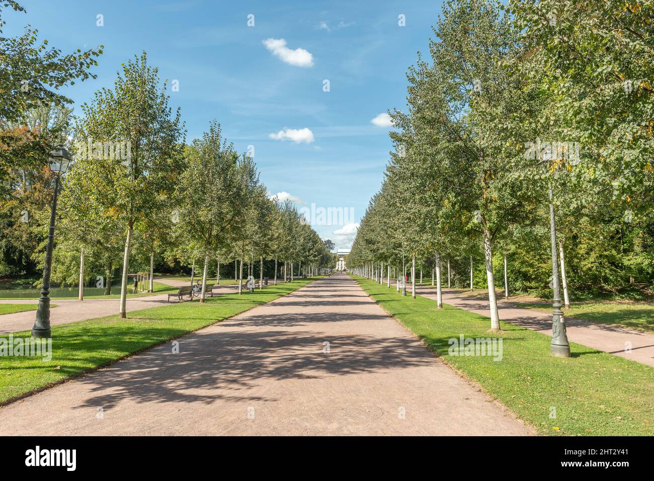 Promenade par temps ensoleillé dans le parc Orangery de Strasbourg. France. Banque D'Images