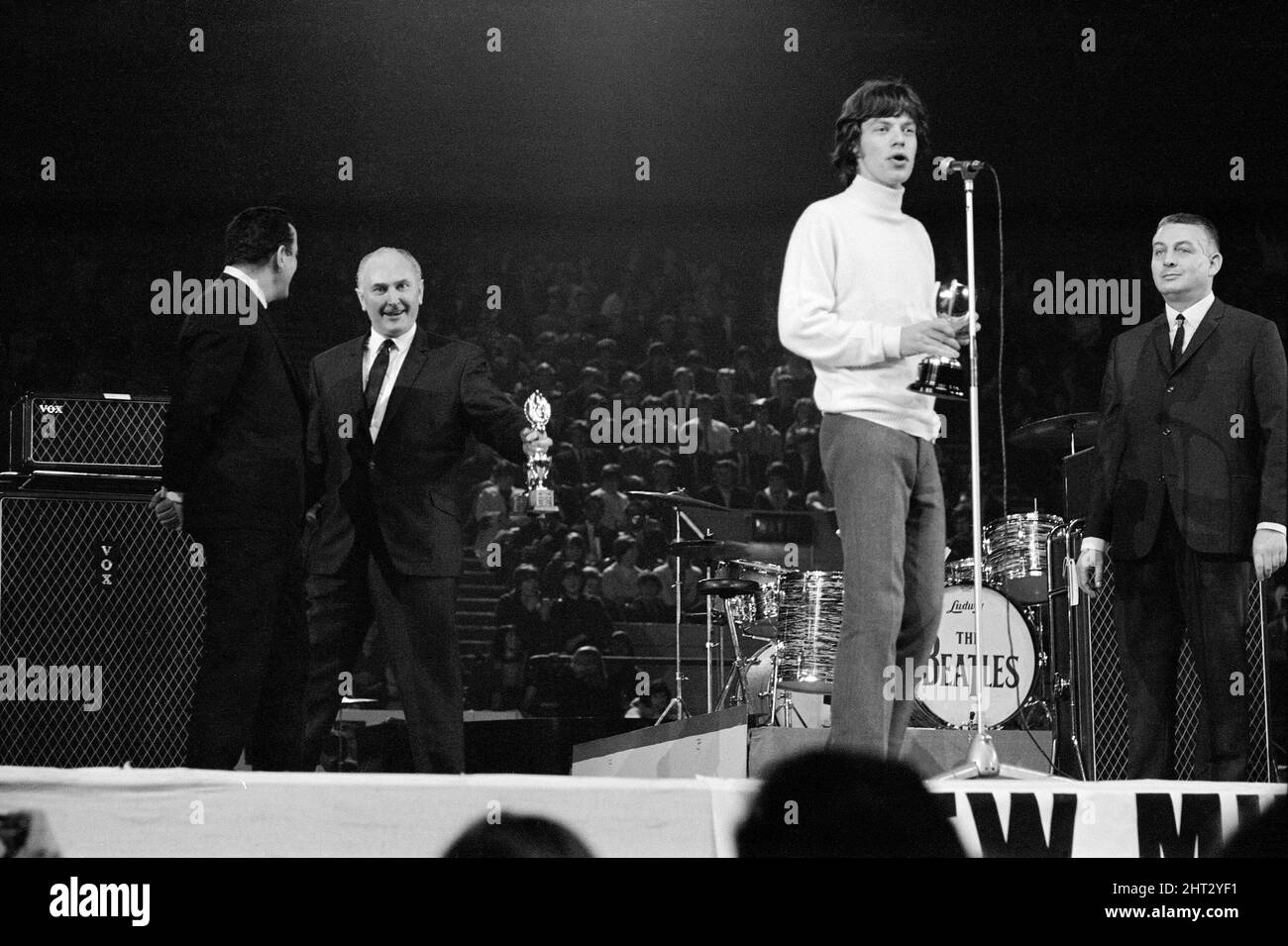 New musical Express Poll Winners concert pop à Empire Pool Wembley, 1965. The Rolling Stones a remporté le prix du meilleur groupe R & B britannique ainsi que le meilleur nouveau disque de l'année pour sa seule satisfaction (In't get No). Sur la photo, le chanteur Mick Jagger accepte les prix. 11th avril 1965. Banque D'Images