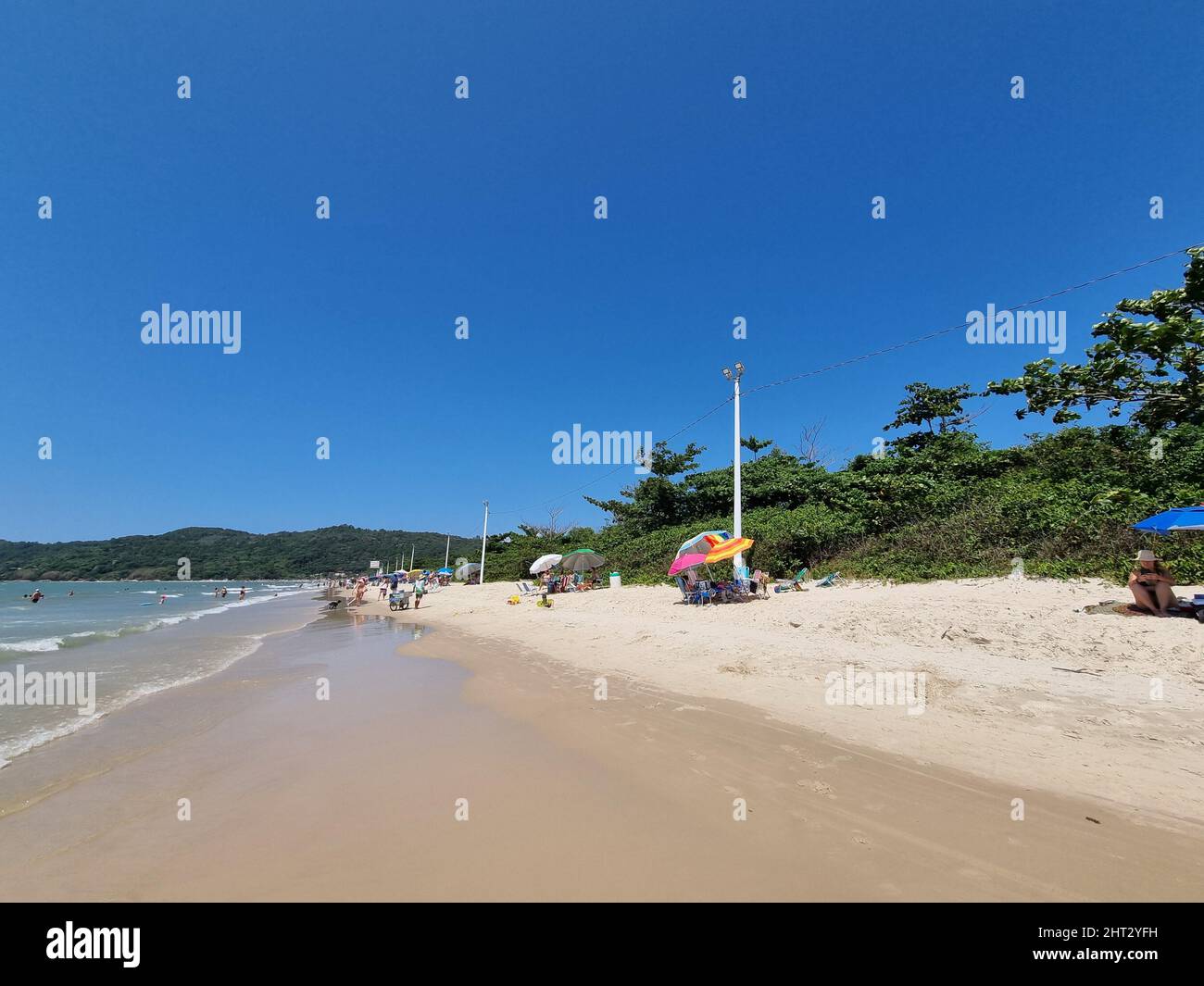 Florianopolis, Santa Catarina, Brésil. 26th févr. 2022. (INT) mouvement des baigneurs sur la plage de Daniela, sur la côte de Santa Catarina. 26 février 2022, Florianopois, Santa Catarina, Brésil: Mouvement des baigneurs sur la plage de Daniela, à Florianopolis, le samedi du Carnaval et agréable température sur la côte de Santa Catarina. (Credit image: © Leco Viana/TheNEWS2 via ZUMA Press Wire) Banque D'Images