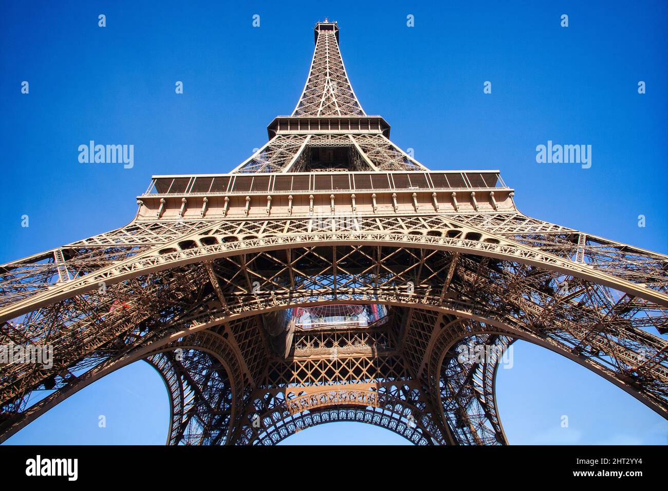 La Tour Eiffel s'élève bien en vue dans un ciel bleu de Paris. Banque D'Images