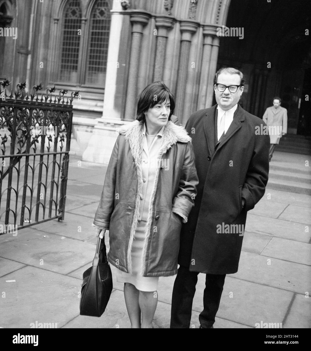 John Mortimer et sa femme ont été vus ici en quittant la High court dans le centre de Londres pendant les audiences de Fuld will. 10th février 1965 Banque D'Images