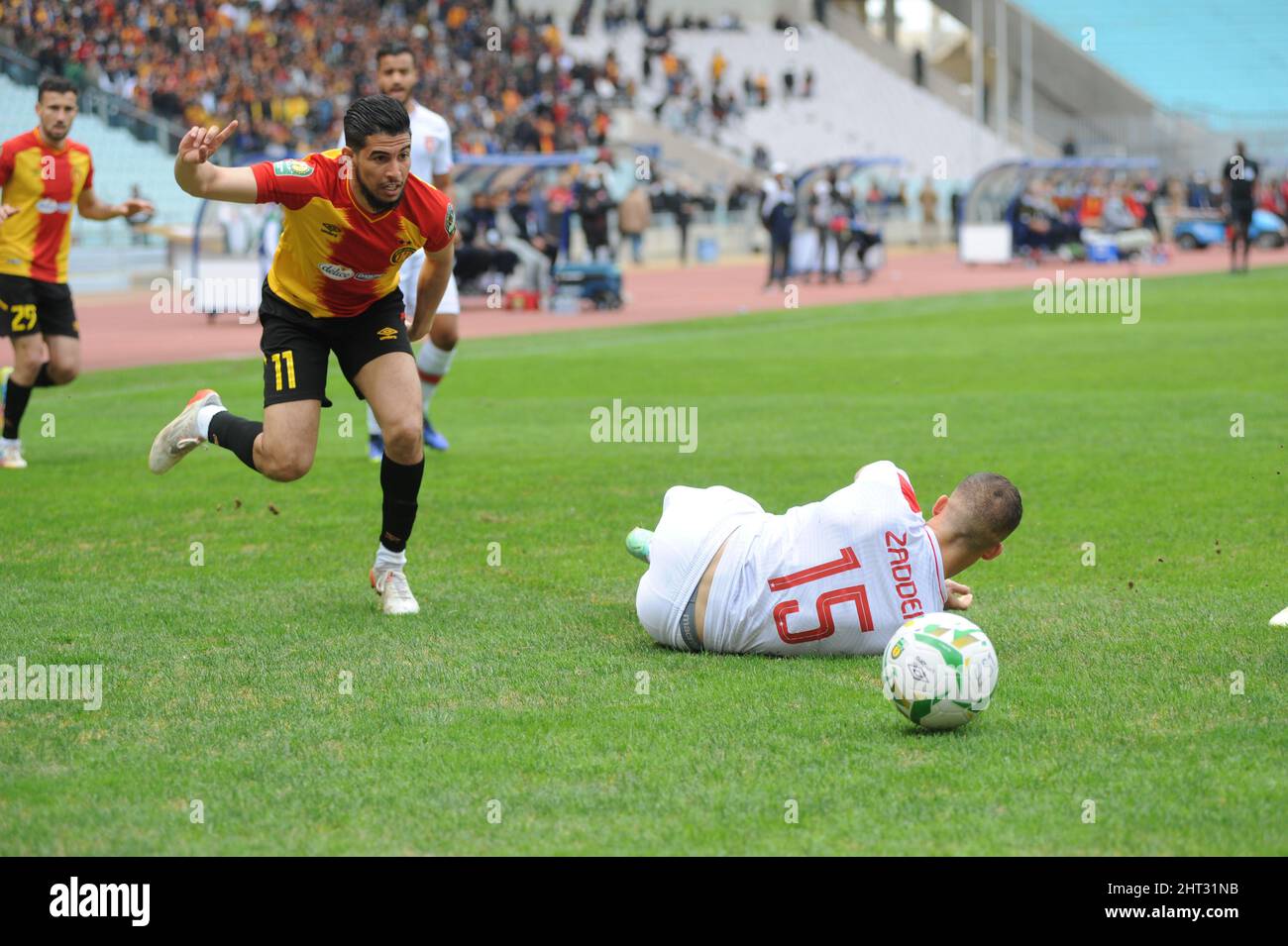 Tunisie. 26th févr. 2022. Sabir Bougrine(11) de l'est et Mootez Zaddem de l'ESS pendant le match Esperance Sportive de Tunis (est) contre Etoile Sportive du Sahel (ESS) CAF African Champions League au stade des rades. (Photo de Mahjoub Yassine/Sipa USA) crédit: SIPA USA/Alay Live News Banque D'Images