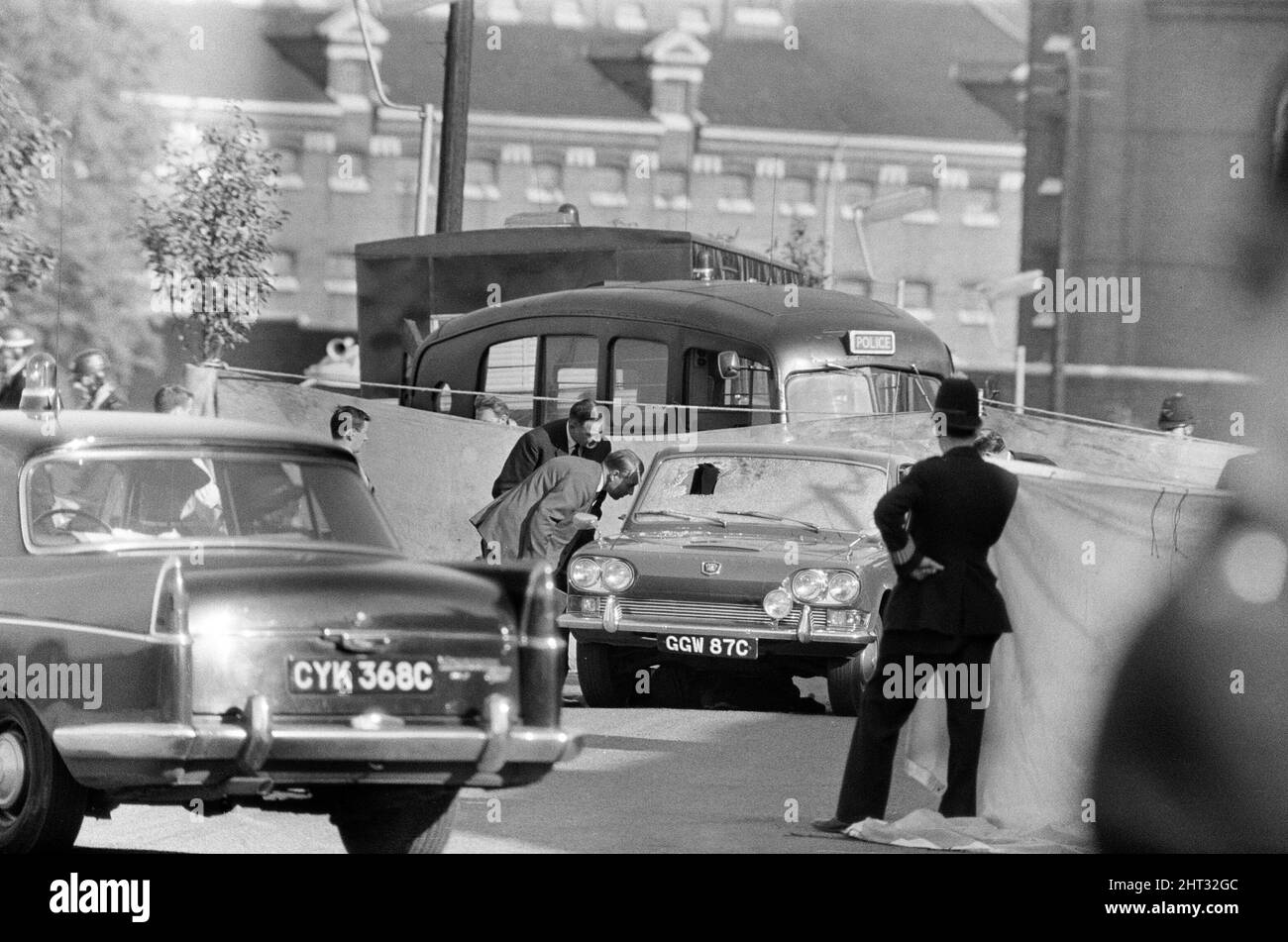 Trois policiers, le sergent-détective Christopher Tippett Head, 30 ans, le gendarme détective temporaire David Bertram Wombwell, 25 ans, et le gendarme Geoffrey Roger Fox, 41 ans, ont été abattus après avoir enquêté sur une fourgonnette bleue battue Standard Vanguard, stationnée dans la rue Braybrook, avec trois hommes assis à l'intérieur. Harry Roberts, John Edward 'Jack' Witney et John Duddy ont été reconnus coupables de leur meurtre. La scène de la rue Braybrook, y compris la voiture Triumph de l'officier, après le meurtre. 12th août 1966. Banque D'Images