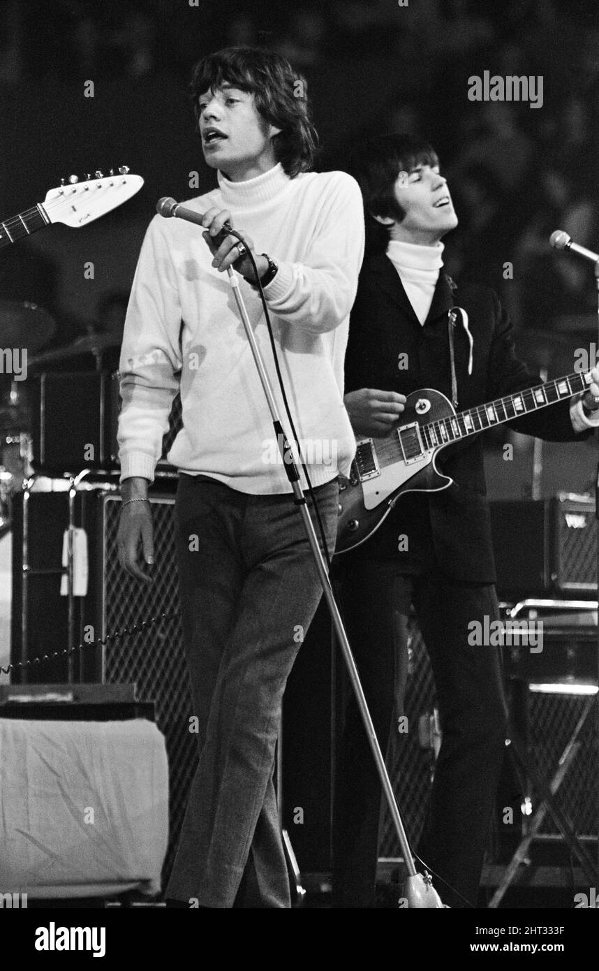 New musical Express Poll Winners concert pop à Empire Pool Wembley, 1965. Mick Jagger et Keith Richards des Rolling Stones se présentant sur scène pendant le concert. The Stones a remporté le prix du meilleur groupe R & B britannique ainsi que le meilleur nouveau disque de l'année pour sa seule satisfaction (je ne peux pas obtenir non). 11th avril 1965. Banque D'Images