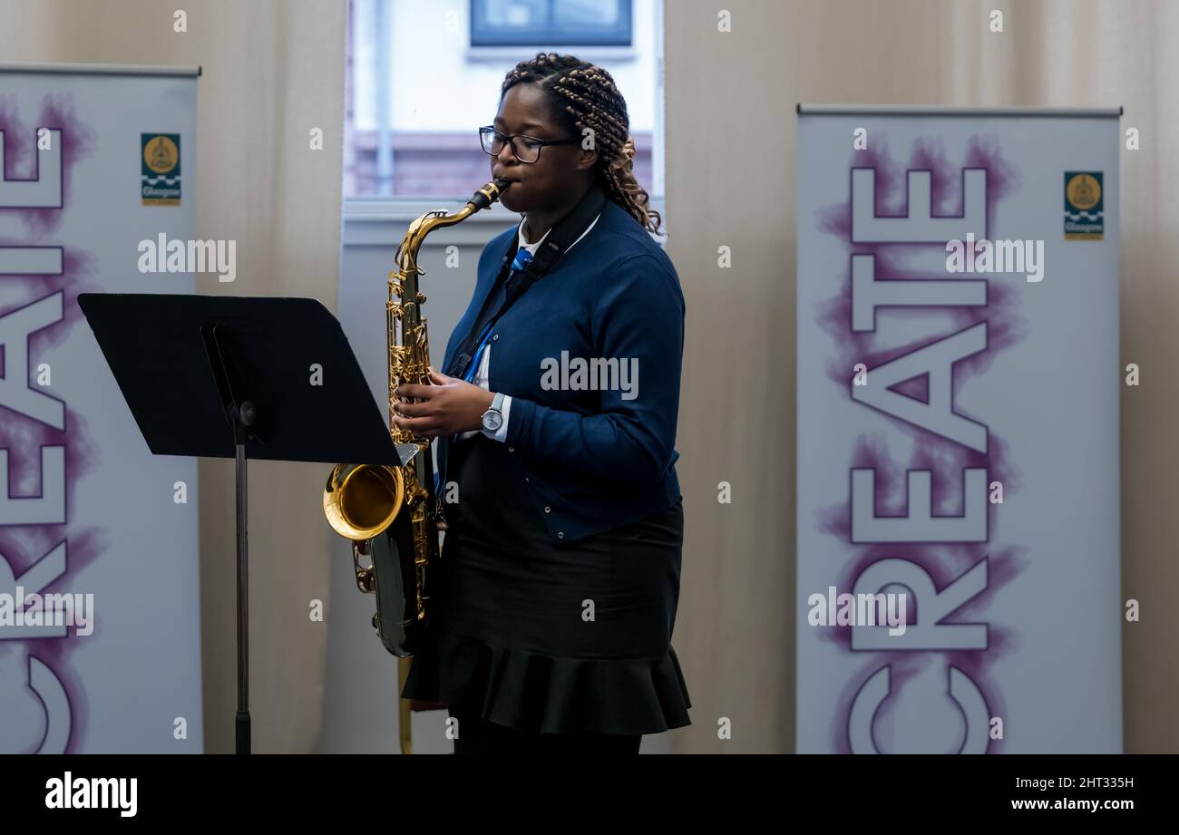 Adolescente jouant du saxophone ténor au concours musical Scottish Young Musician, Glasgow, Écosse, Royaume-Uni Banque D'Images